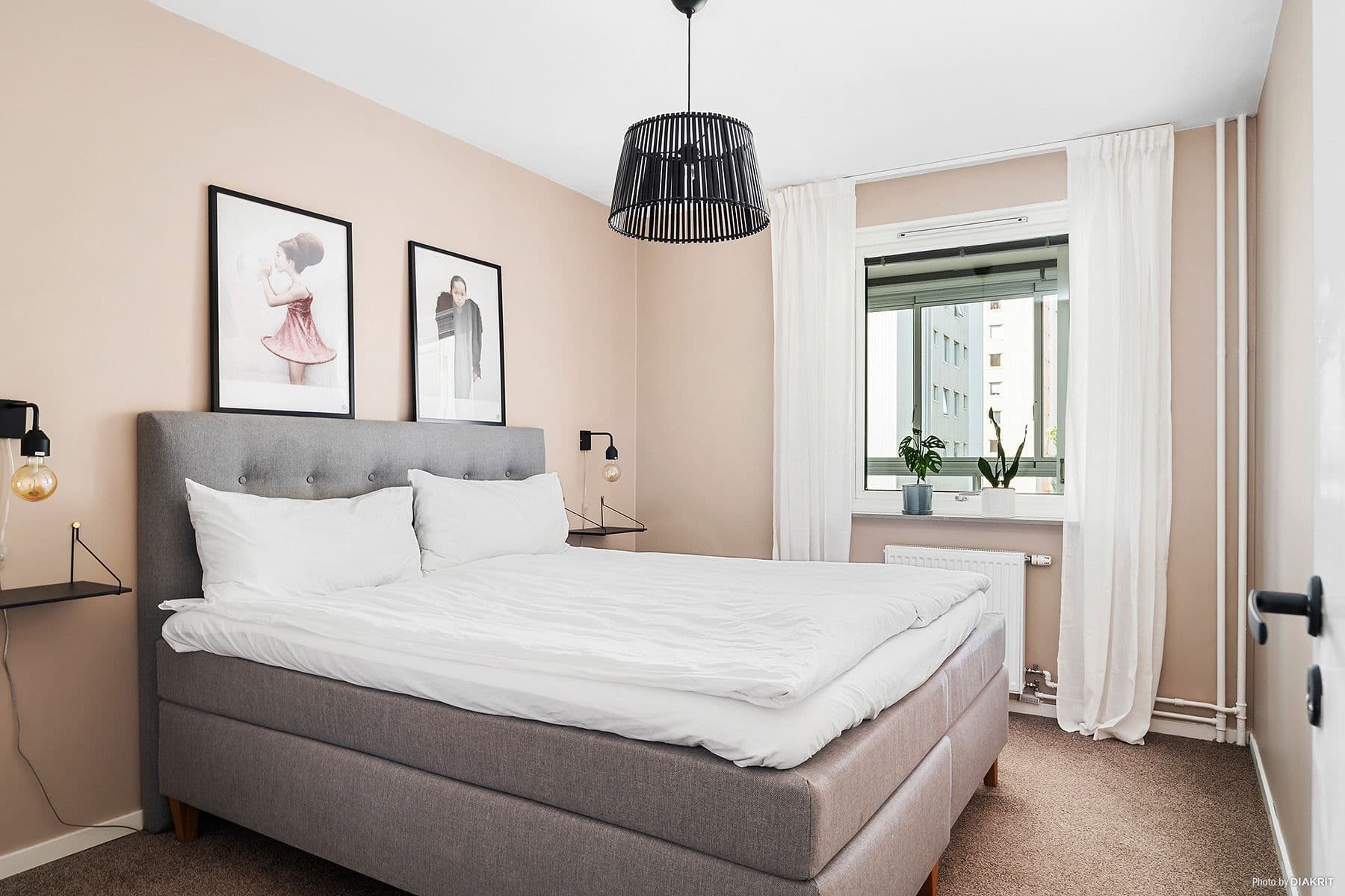 Sovrum med plats för dubbelsäng och skrivbord