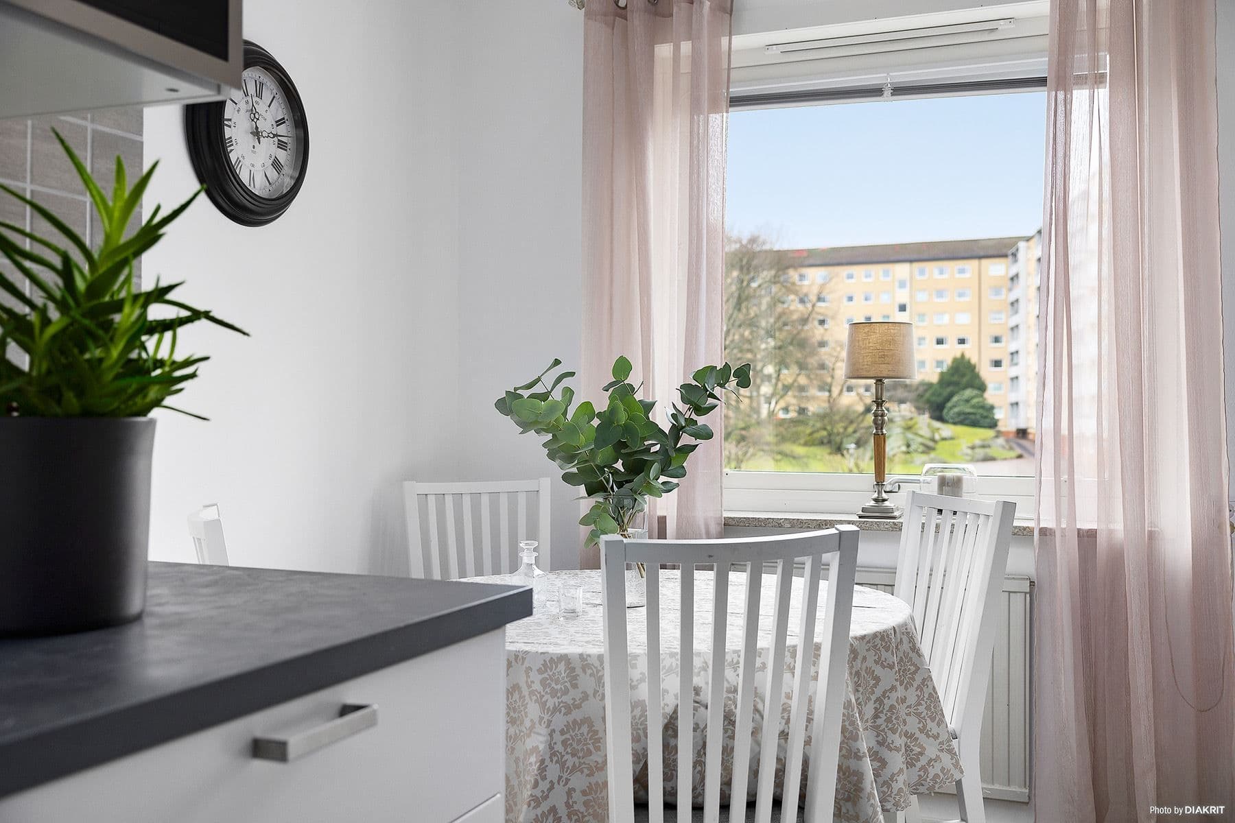 Plats för matbord intill fönstret