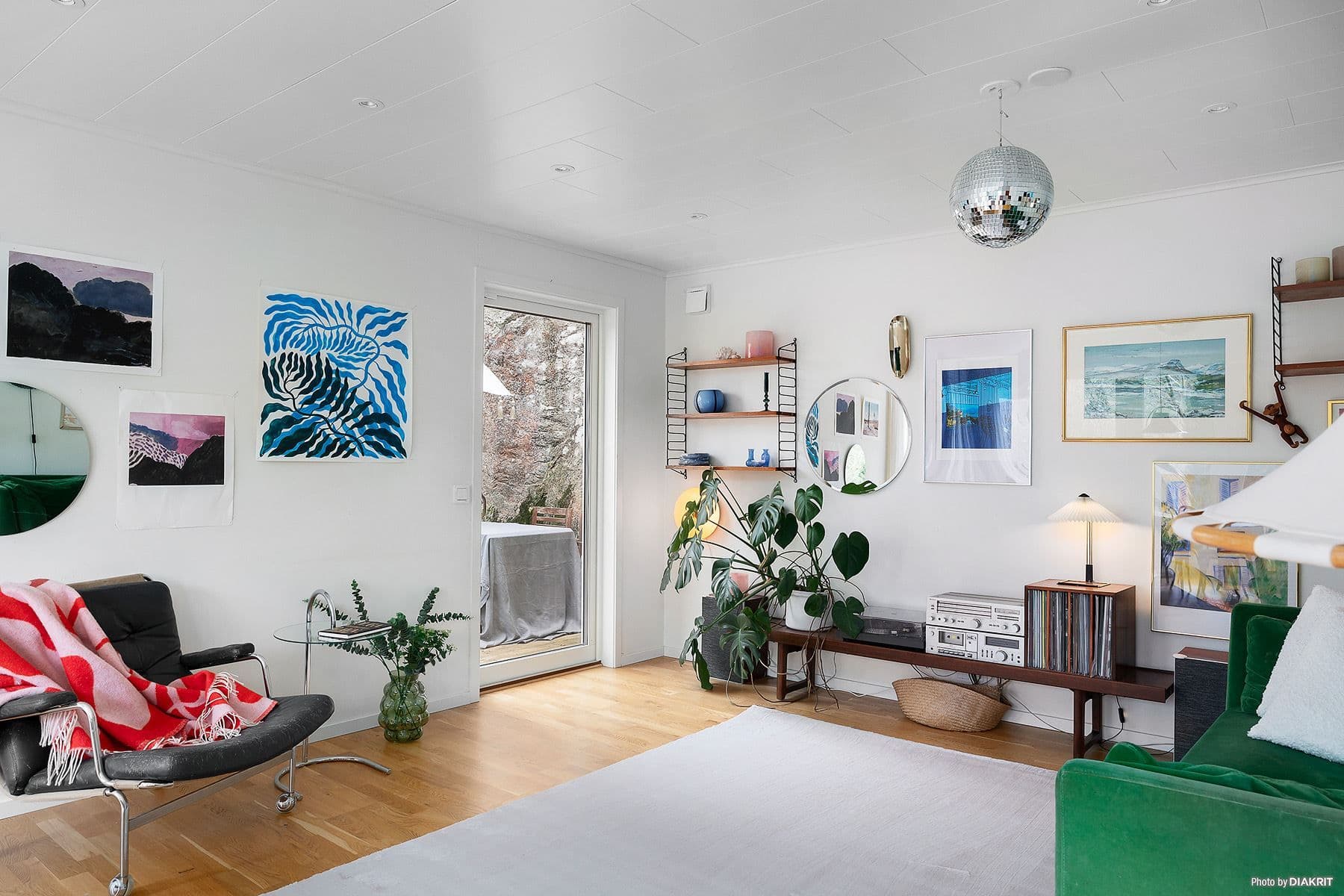 Plats för soffa och utgång till ännu en balkong