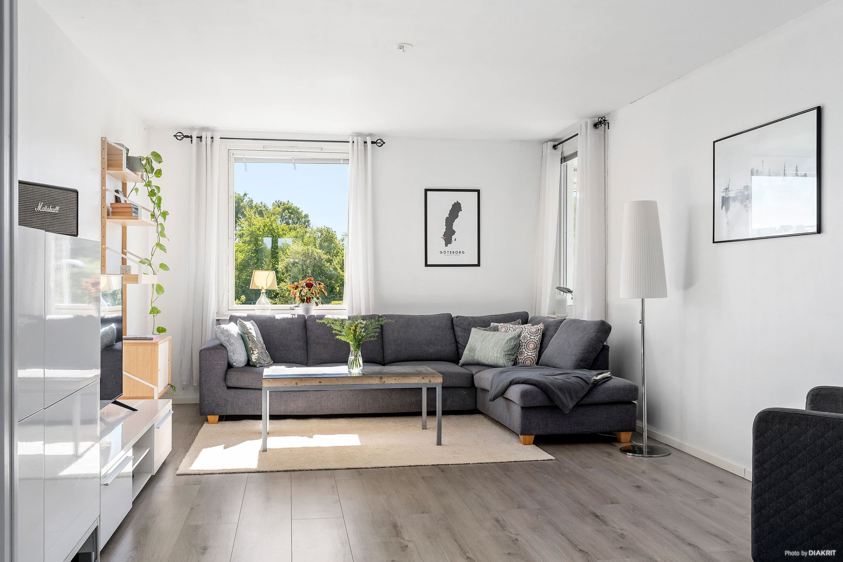 Stort vardagsrum med plats för stor soffa och TV