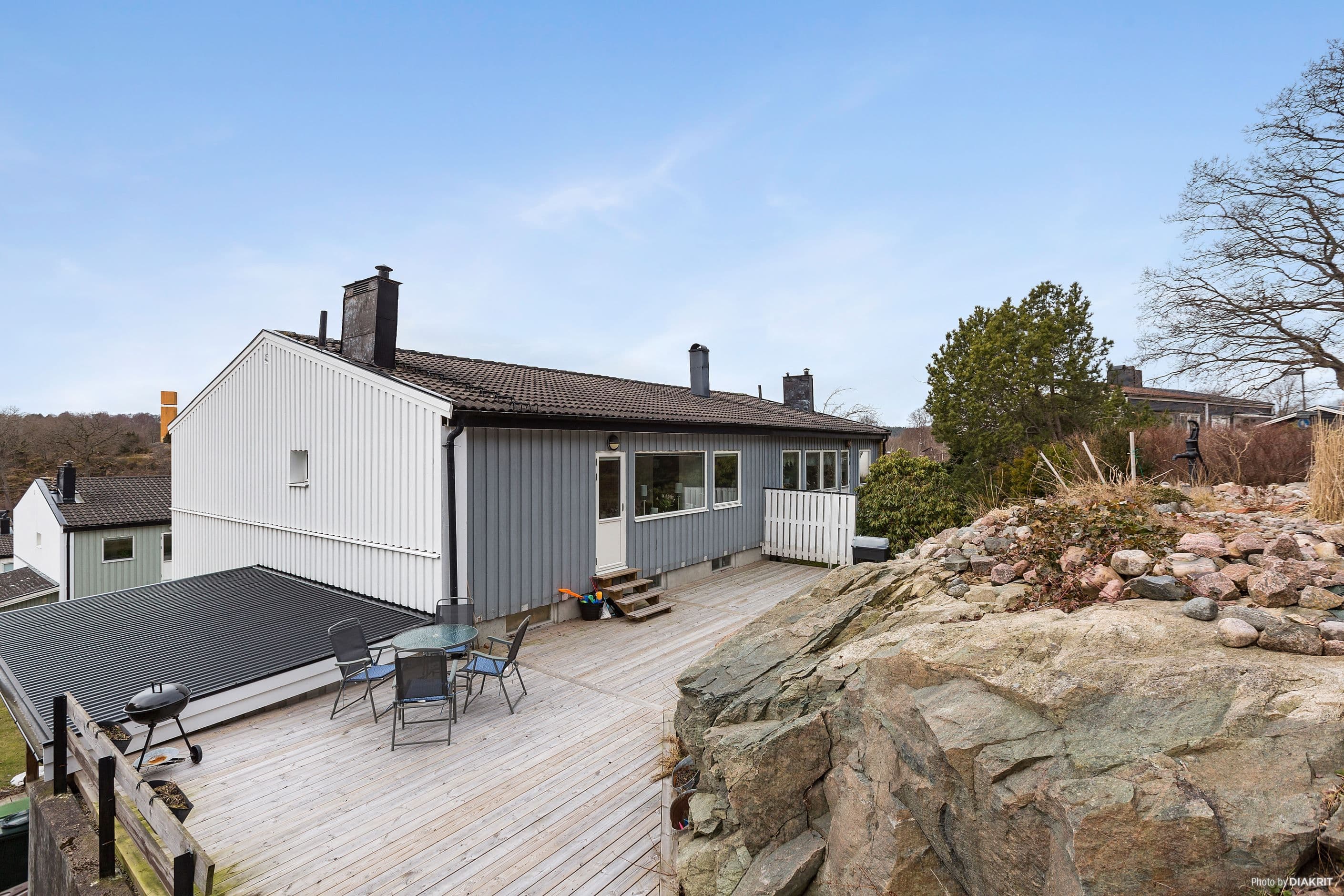 Härlig uteplats med förmiddagssol som nås med utgång från köket