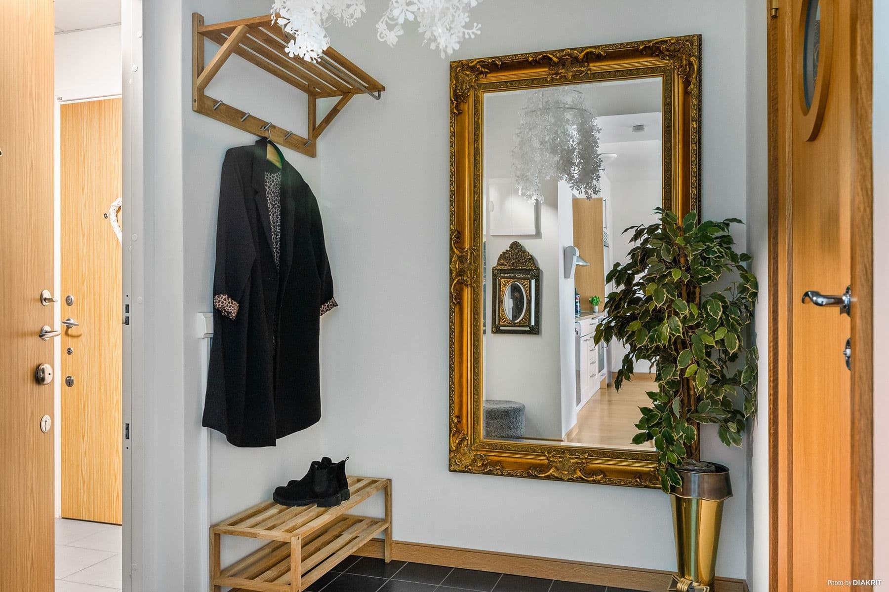 Rymlig hall med plats för avhängning