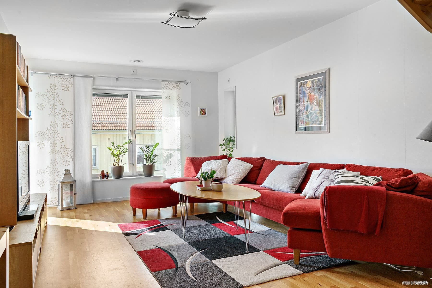 Stort vardagsrum med plats för stor soffgrupp