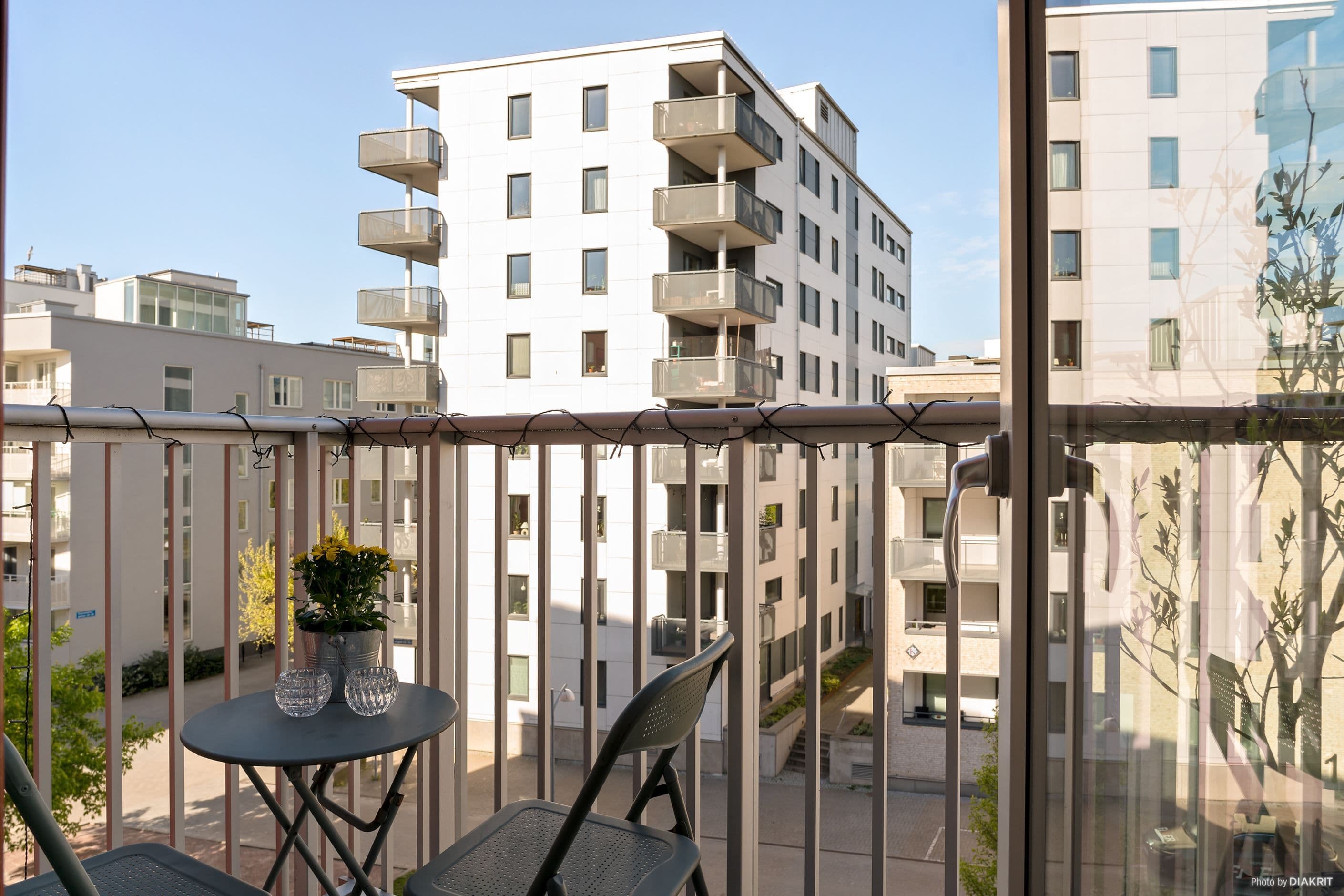 Balkong från köket med eftermiddagssol