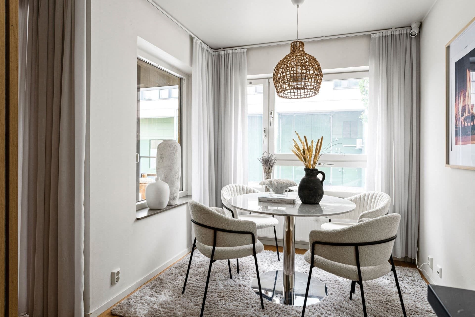 Plats för matbord intill fönstren
