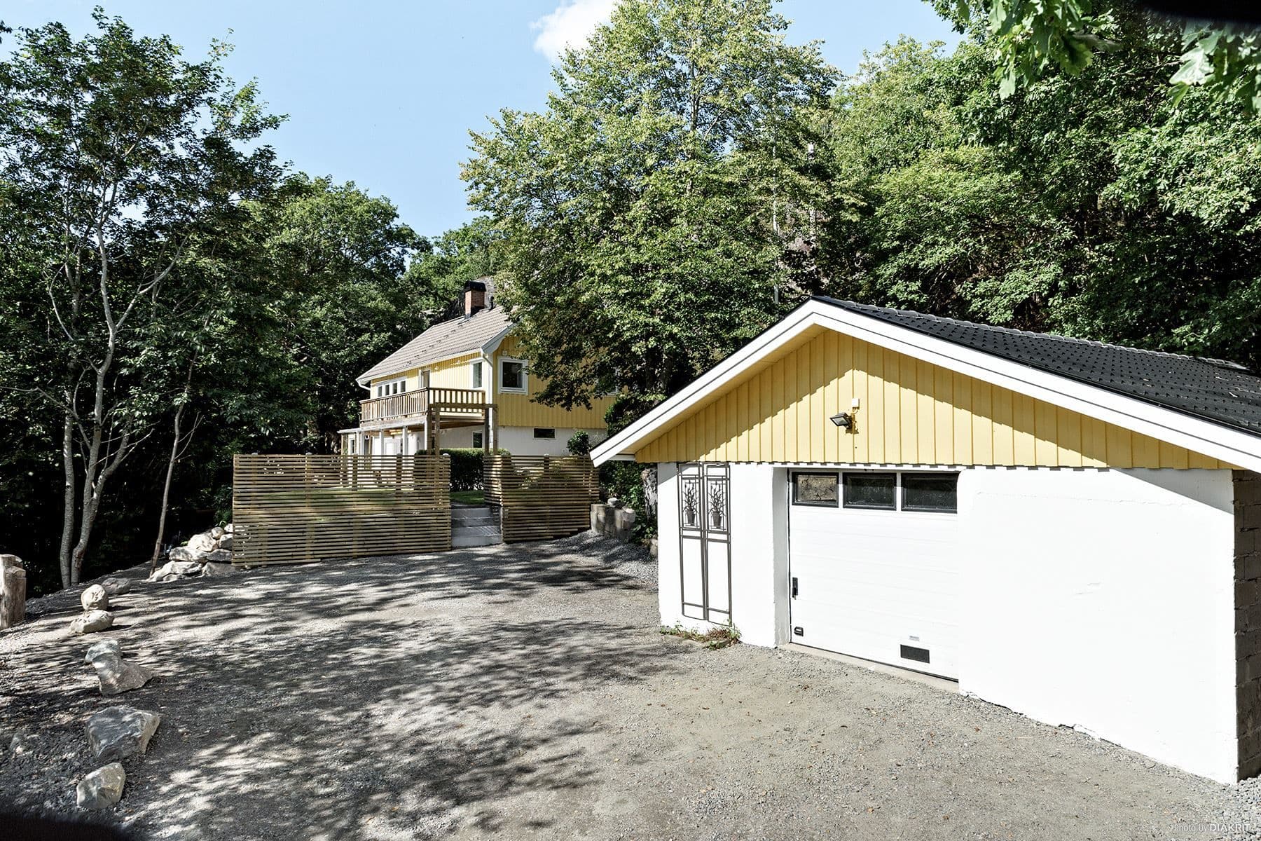 Stort garage och plats för flera bilar på uppfarten