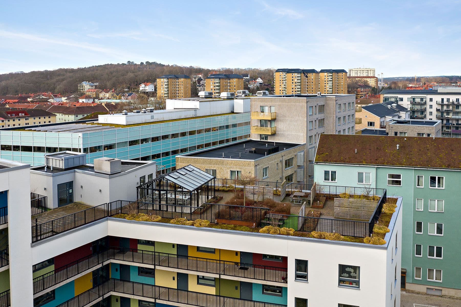 Terrassen är uppdelad i sektioner så fler sällskap kan avnjuta den samtidigt