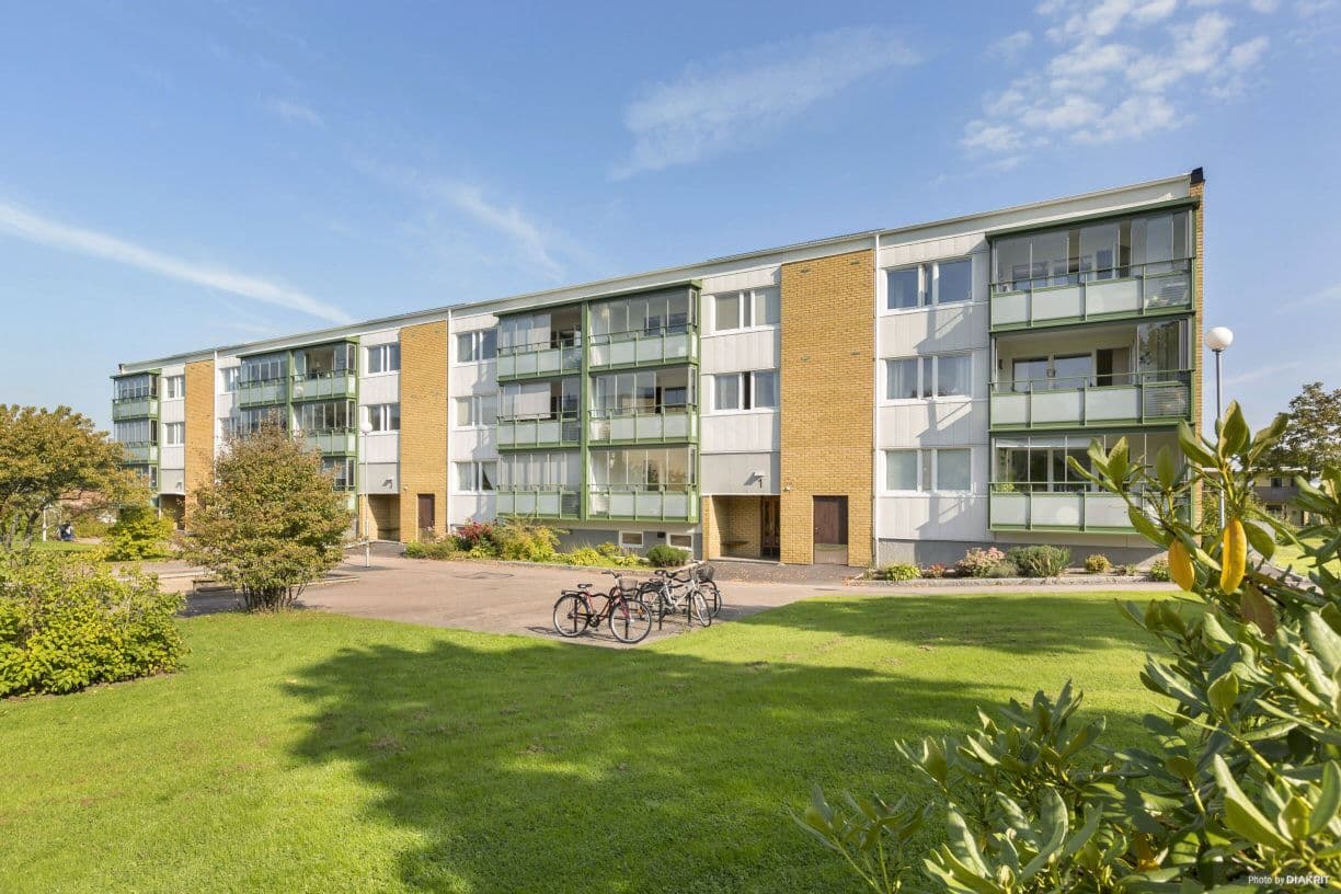 Brf Gunnesgärde i sommarskrud