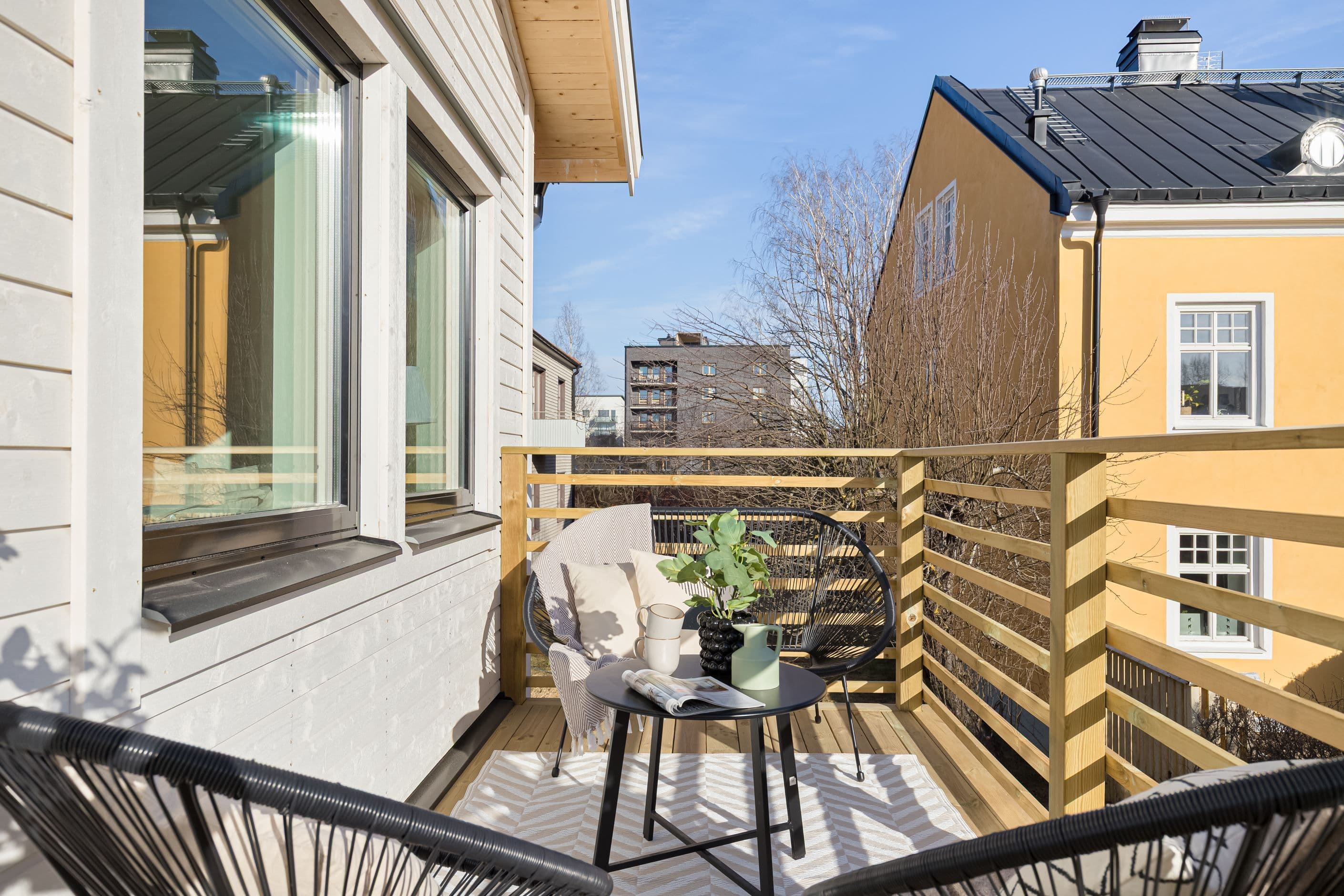 Njut av morgonsolen på balkongen