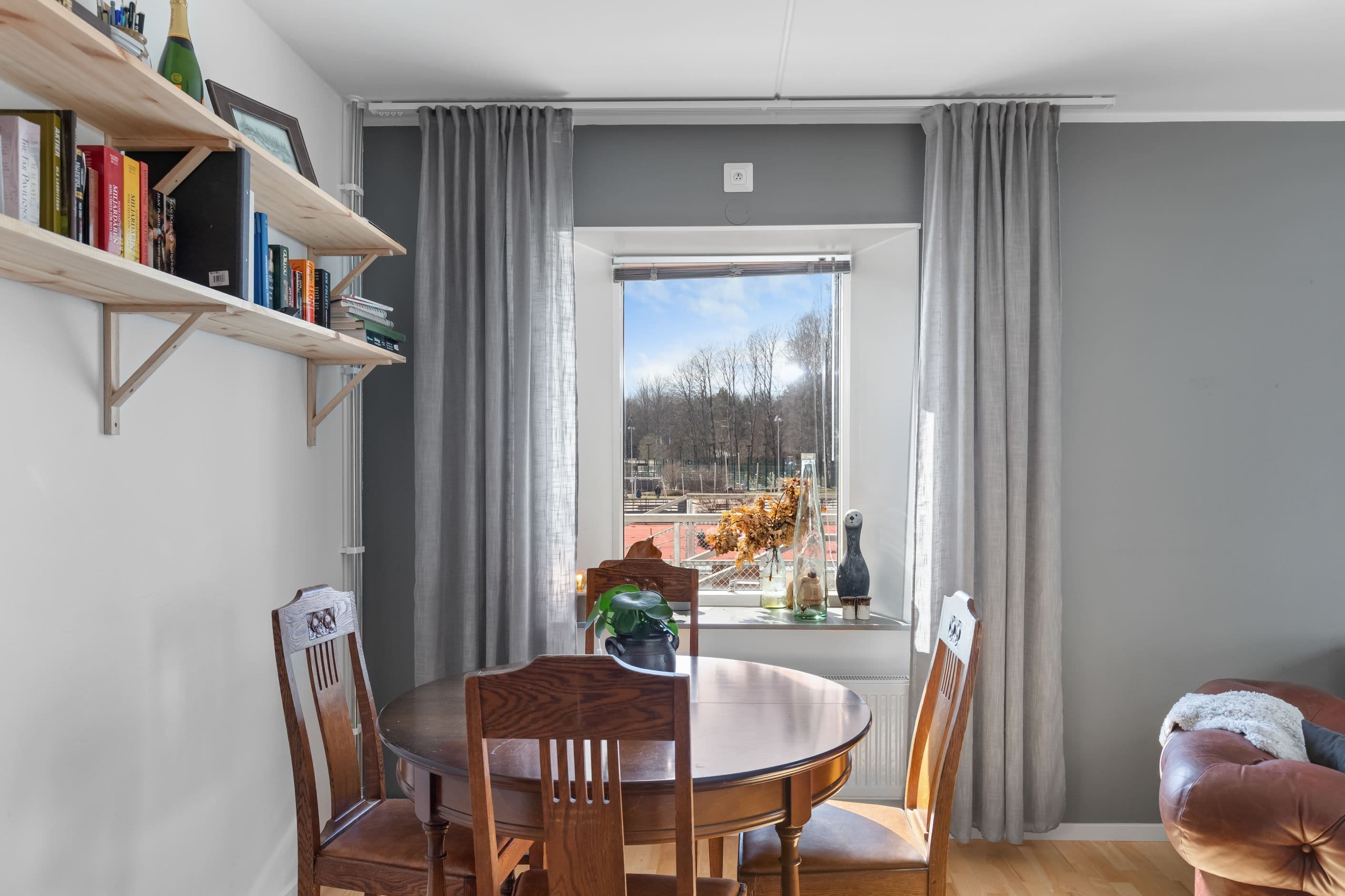 Matplats invid fönster