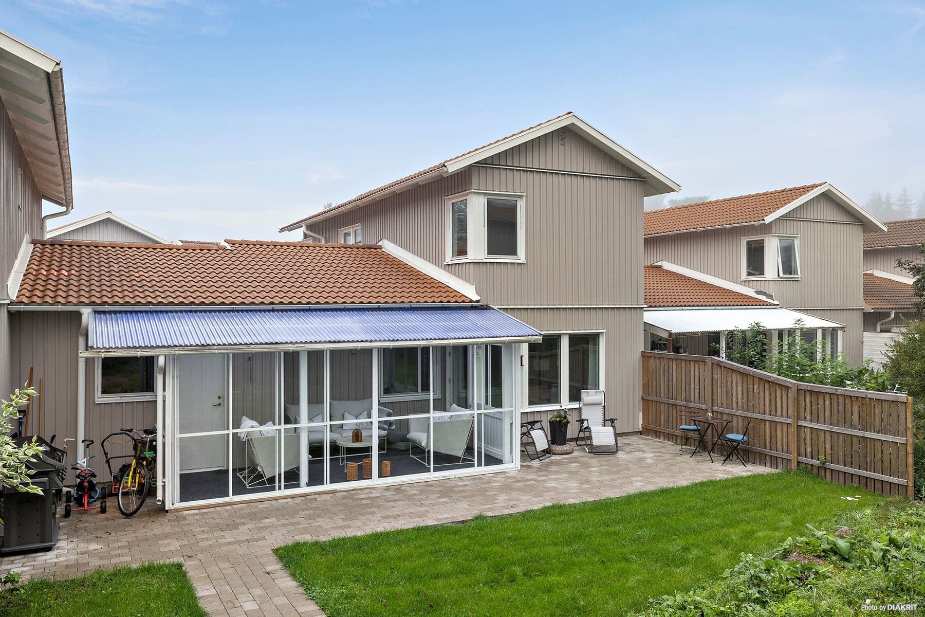 Fasaden med inglasad veranda från baksidan av huset