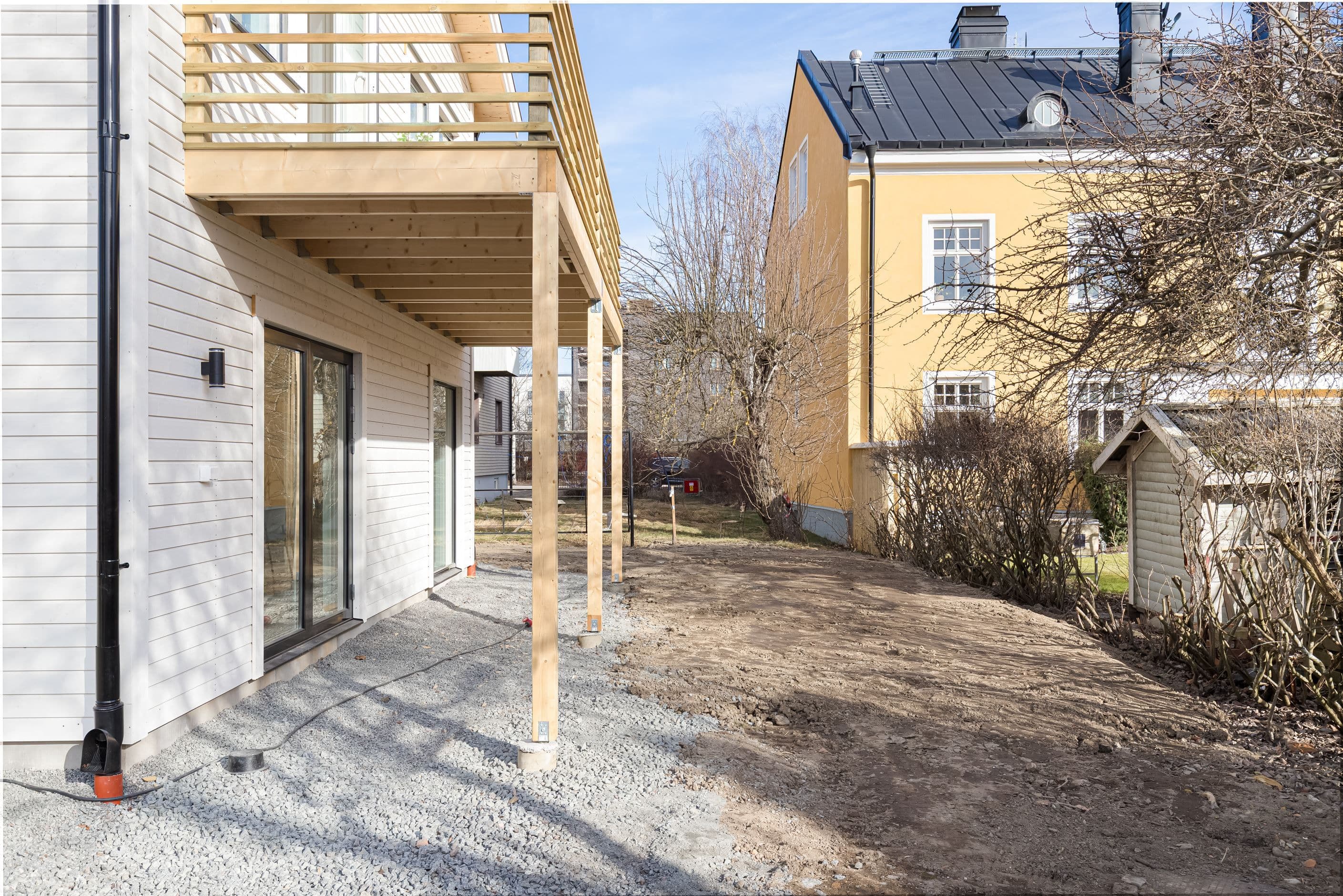 Plats att bygga altán under balkong