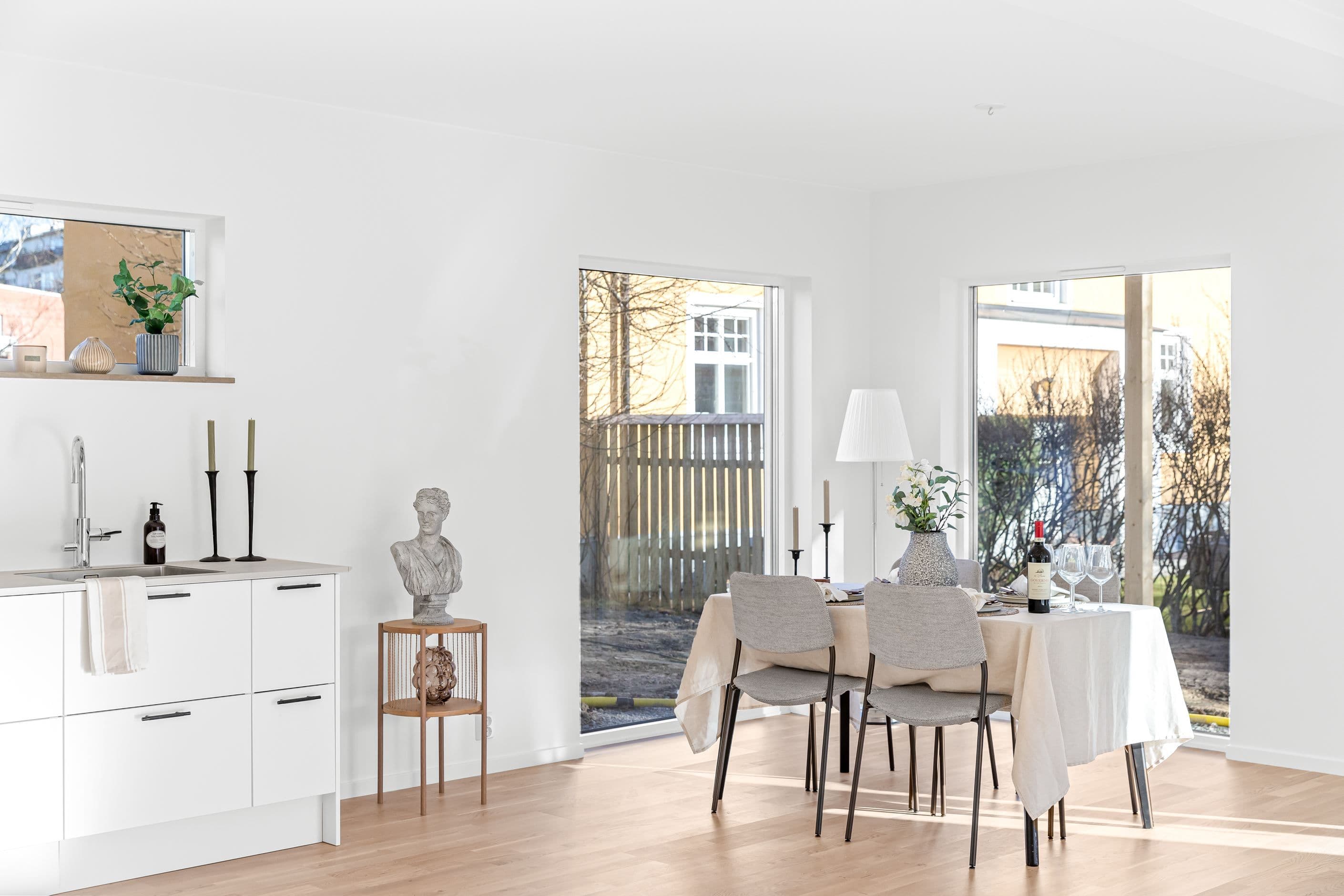 Rymlig matplats invid fönster i gavel
