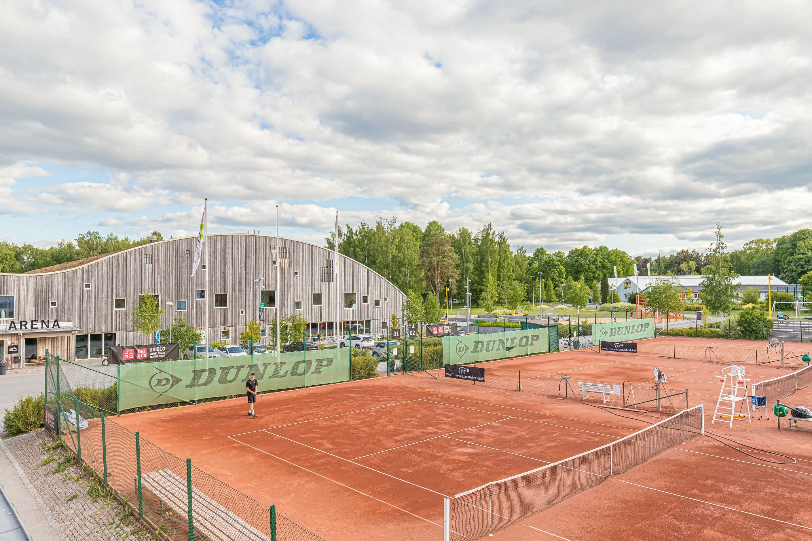 Solvallparkens tennisbanor på andra sidan gatan