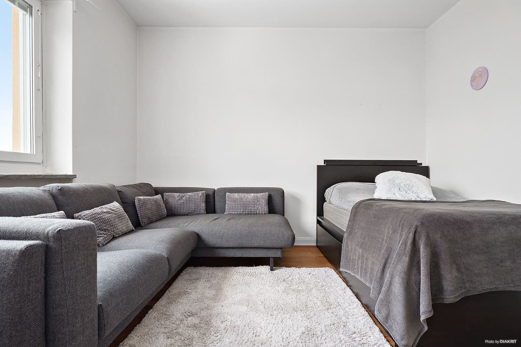 Plats för både soffa och säng