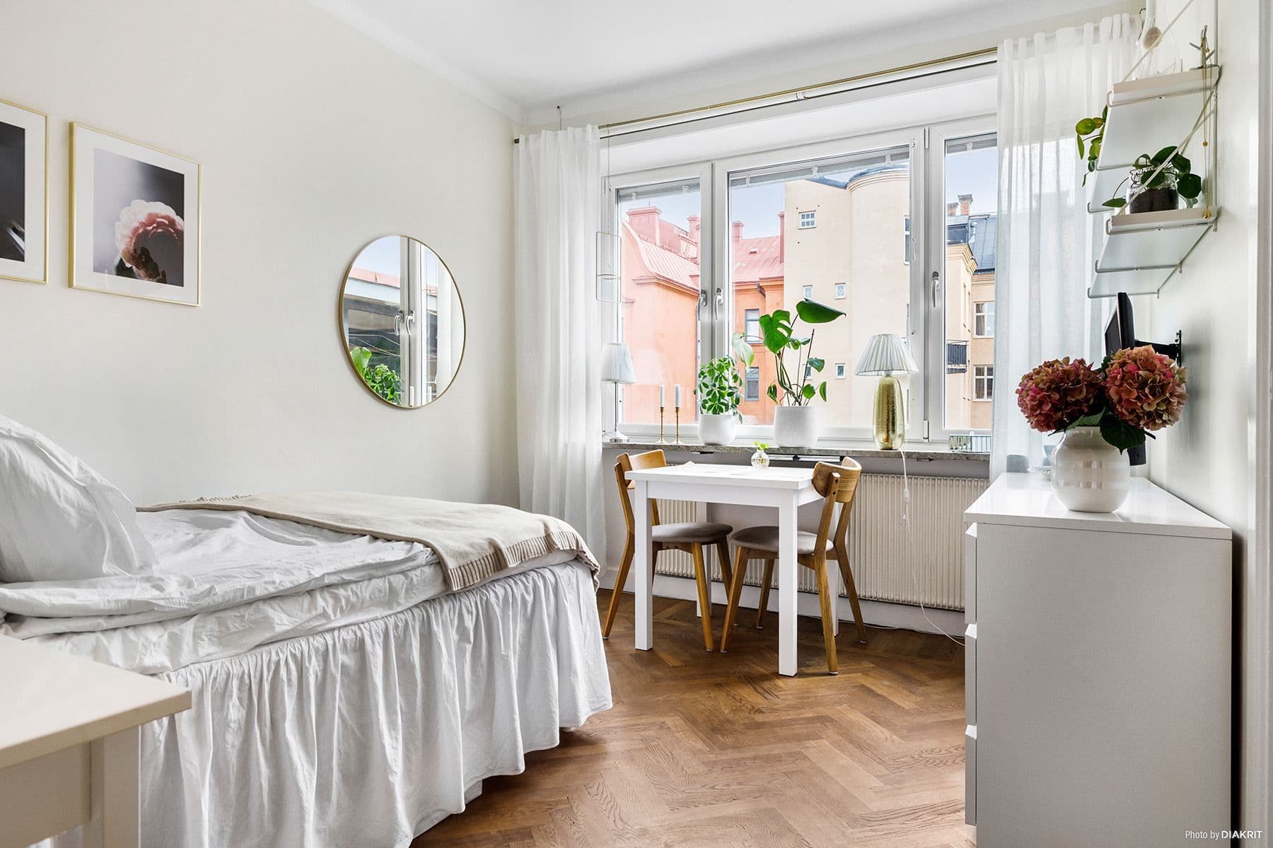 Ljust rum med stort fönster
