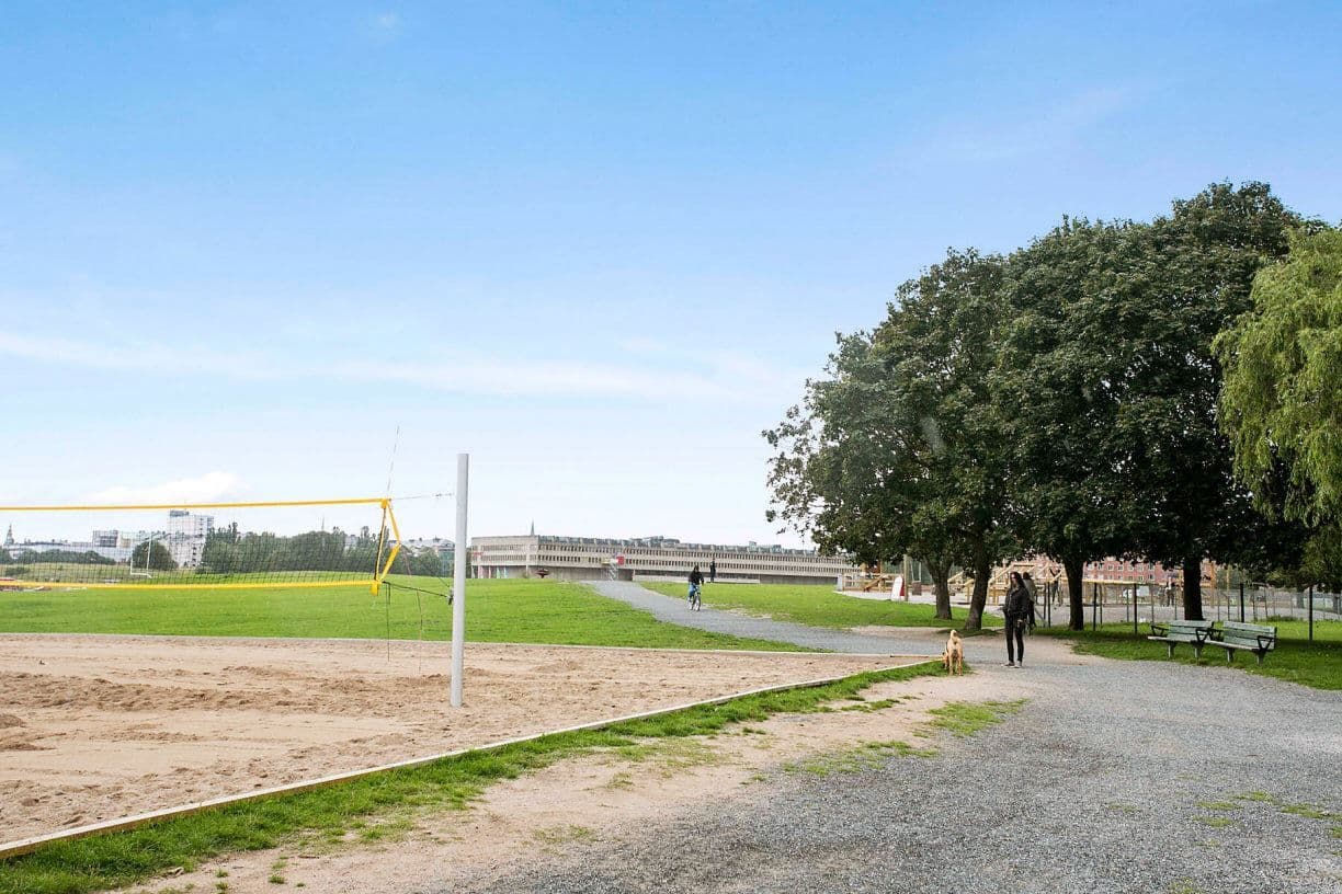 Sportfältet med flertalet volleybollplaner