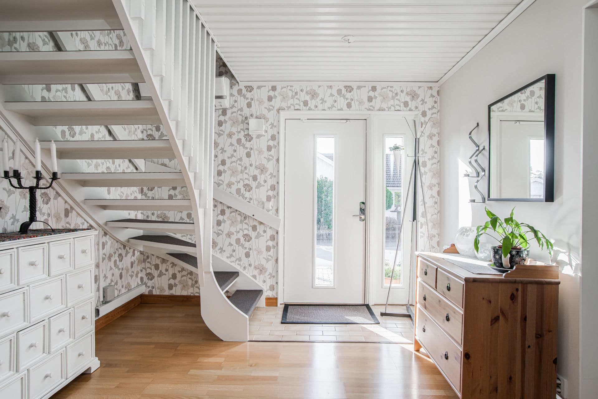 Ljus och välkomnande hall
