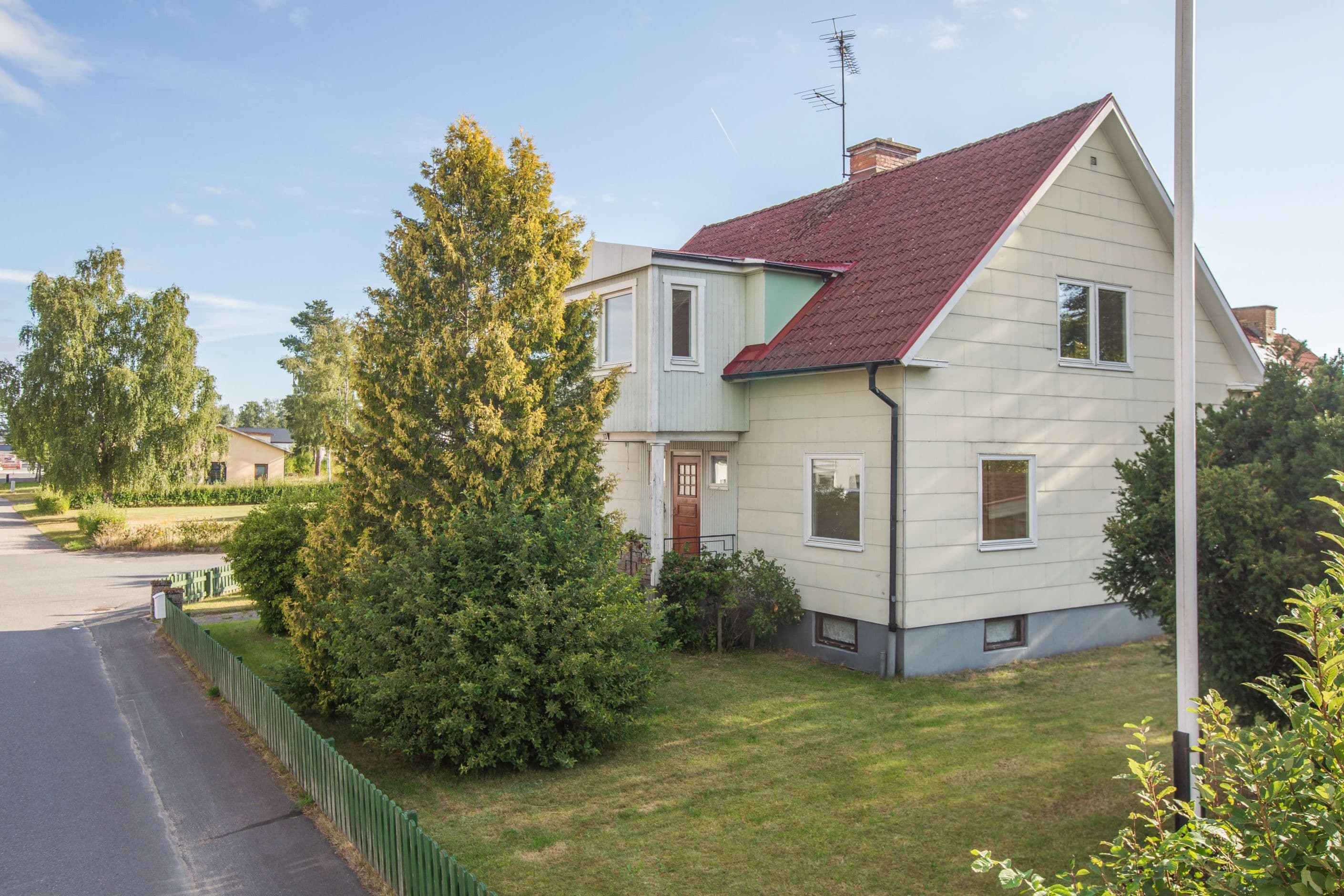 På hörntomt med uppvuxen trädgård och promenadavstånd till skola