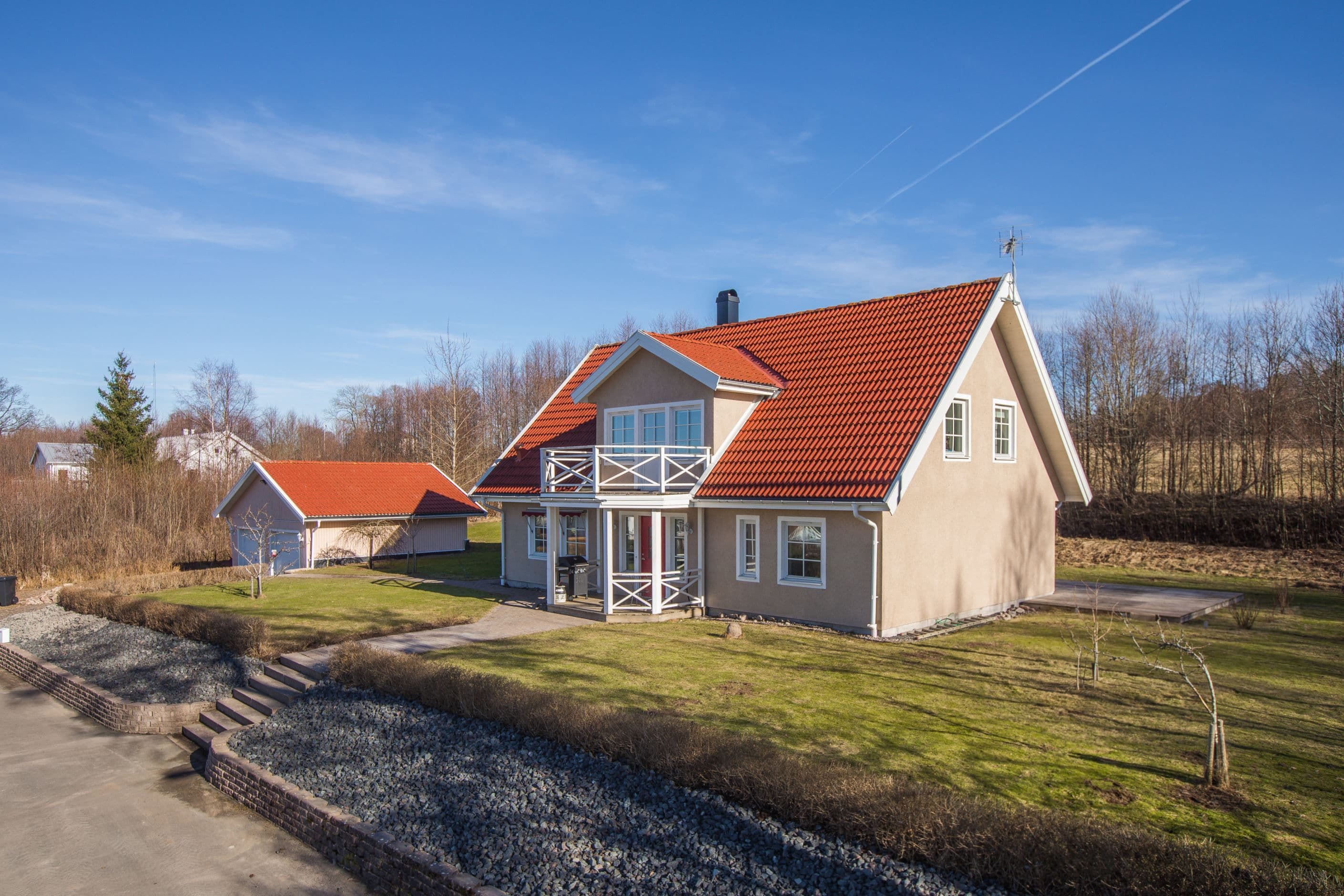Stort tillhörande dubbelgarage