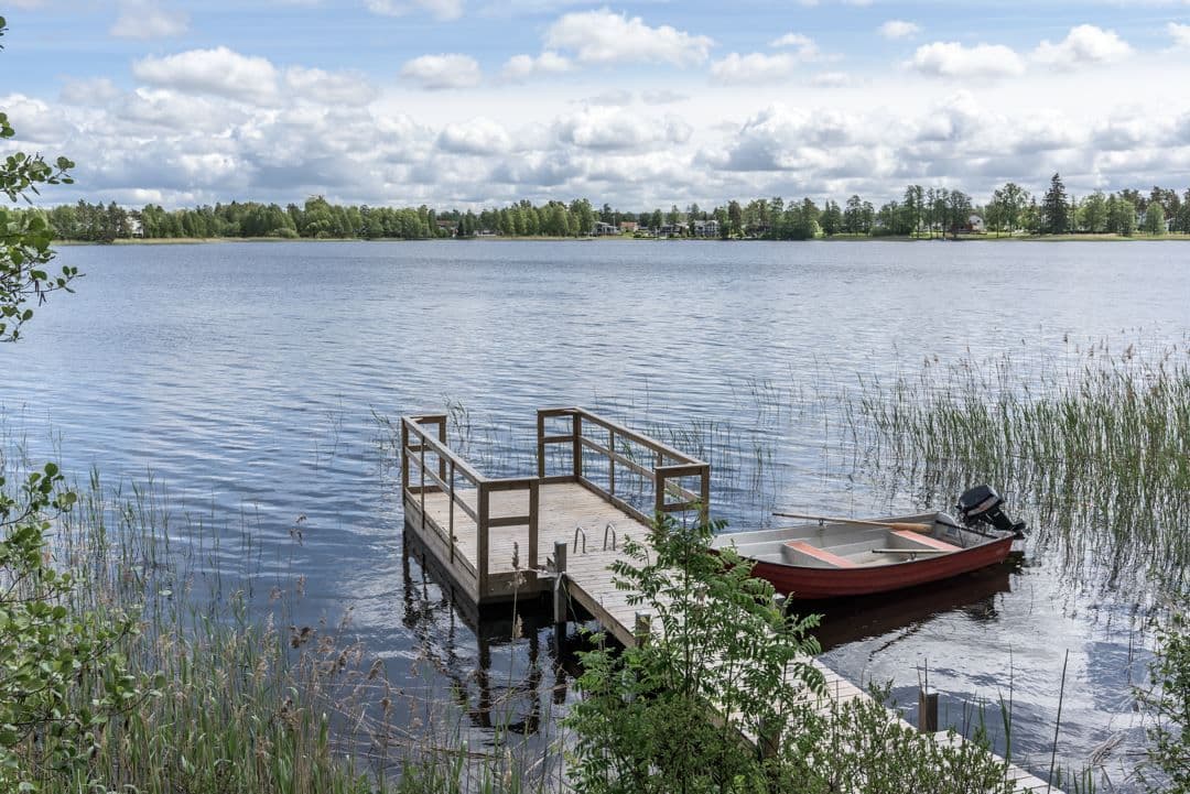 Områdesbild på en av flera bryggor och strandremsor som omgärdar Hjortsjön längre ned på gatan