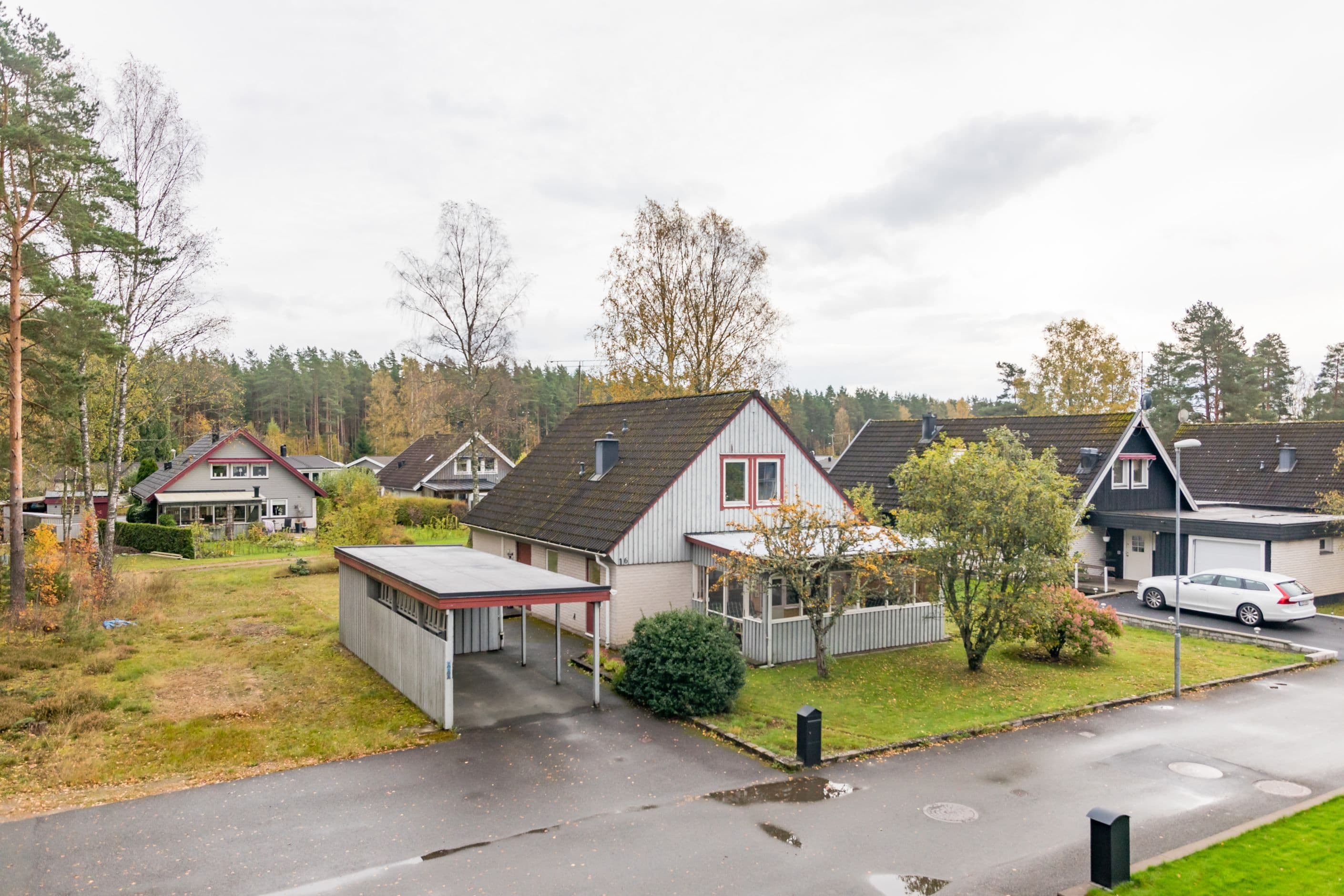Med hörntomt och skog som granne