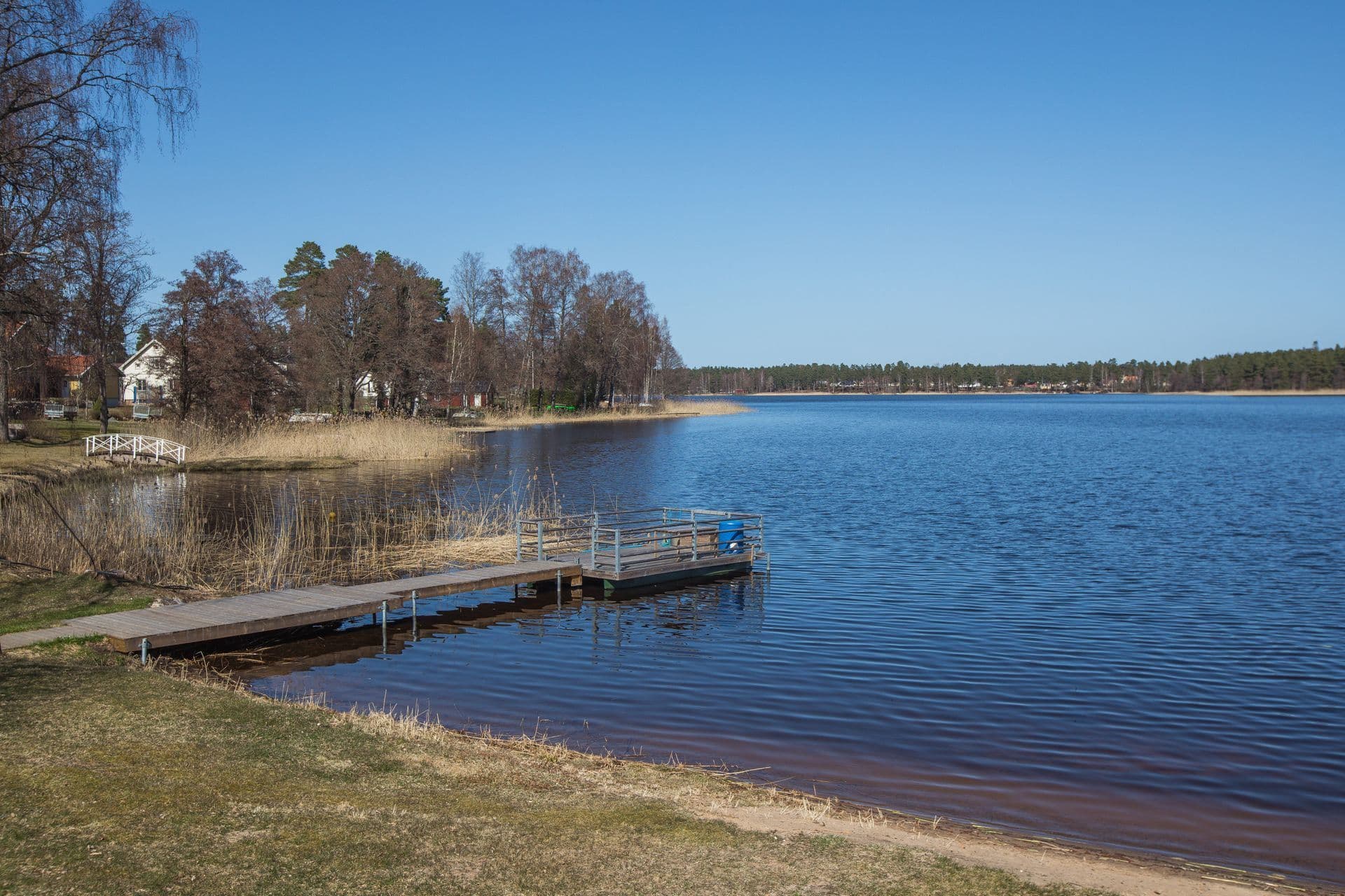 Kort promenad till Hjortsjön och badplats