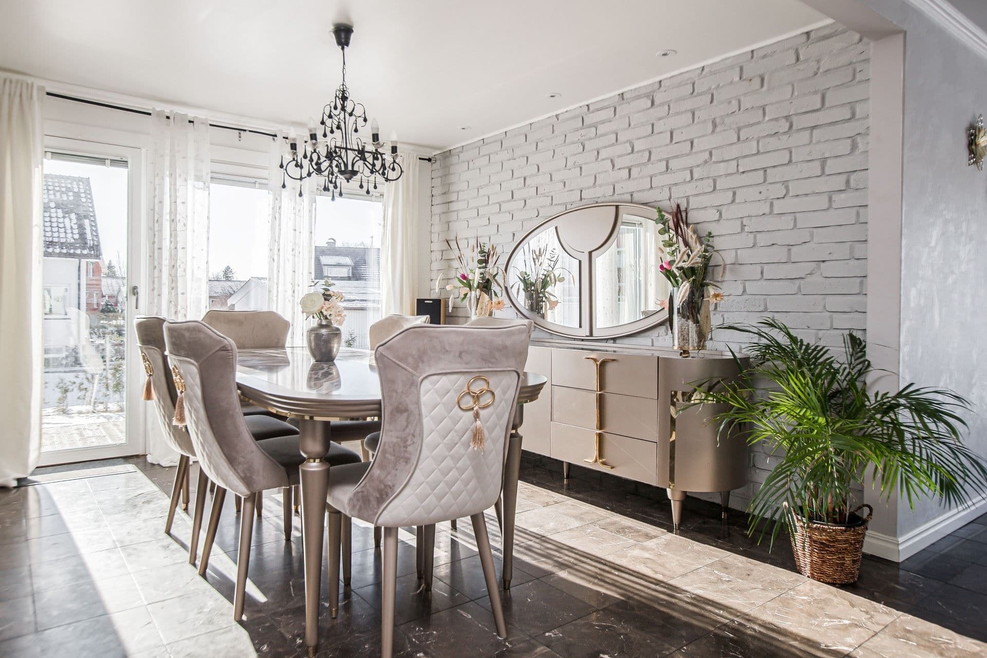 Matplats med utgång till terrass