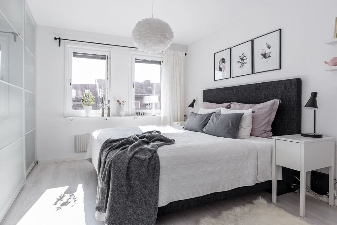 Stort sovrum med god plats för garderober