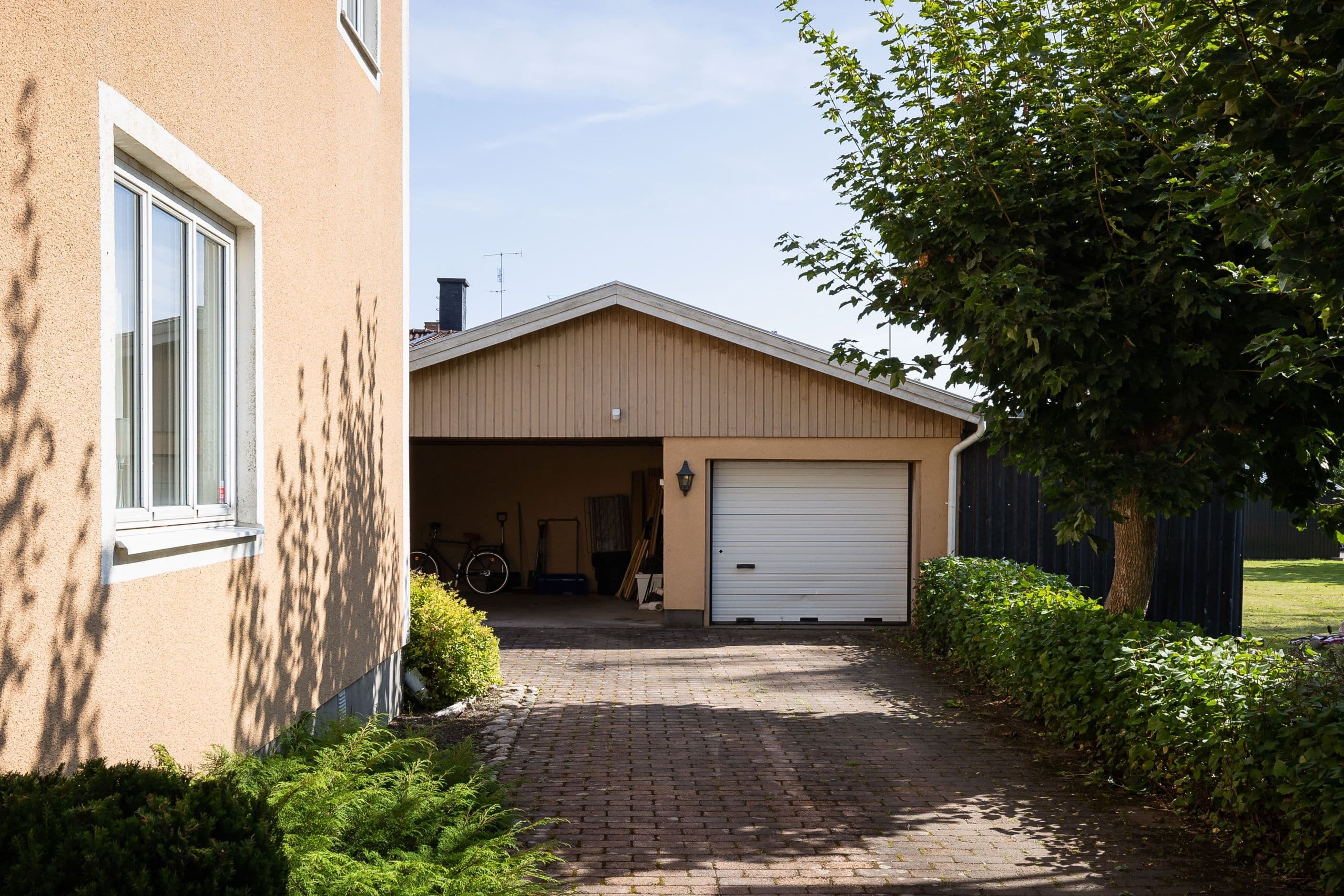 Garage och dubbelcarport.