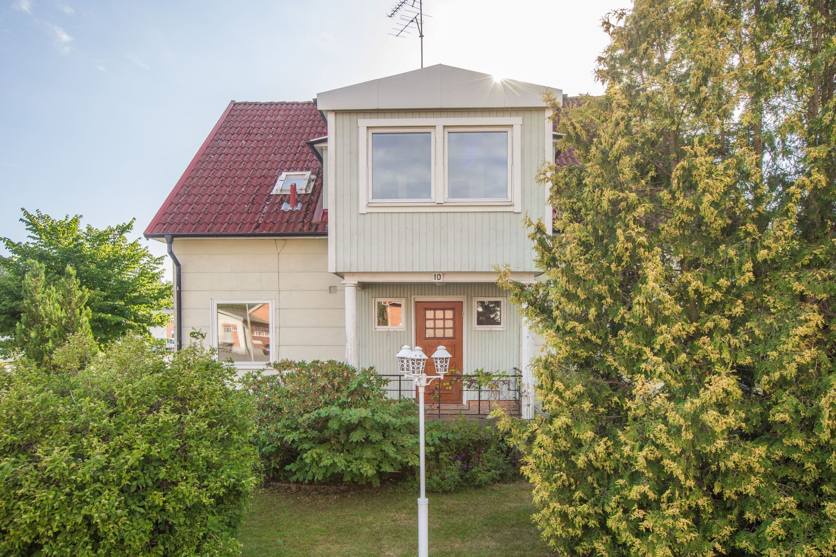 Tvåfamiljshus eller ett stort enfamiljshus beroende på användning