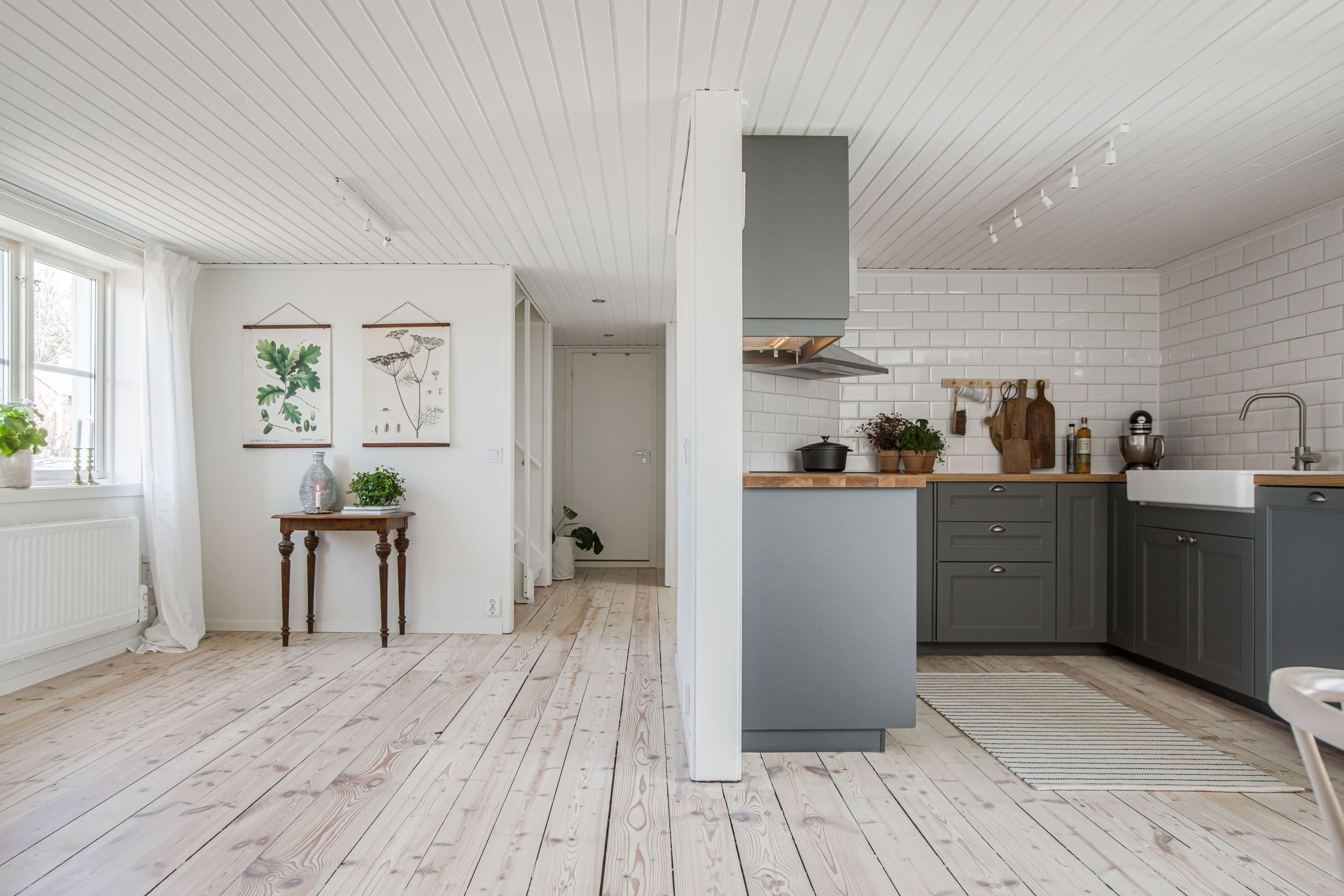 Kök och vardagsrum i öppen planlösning