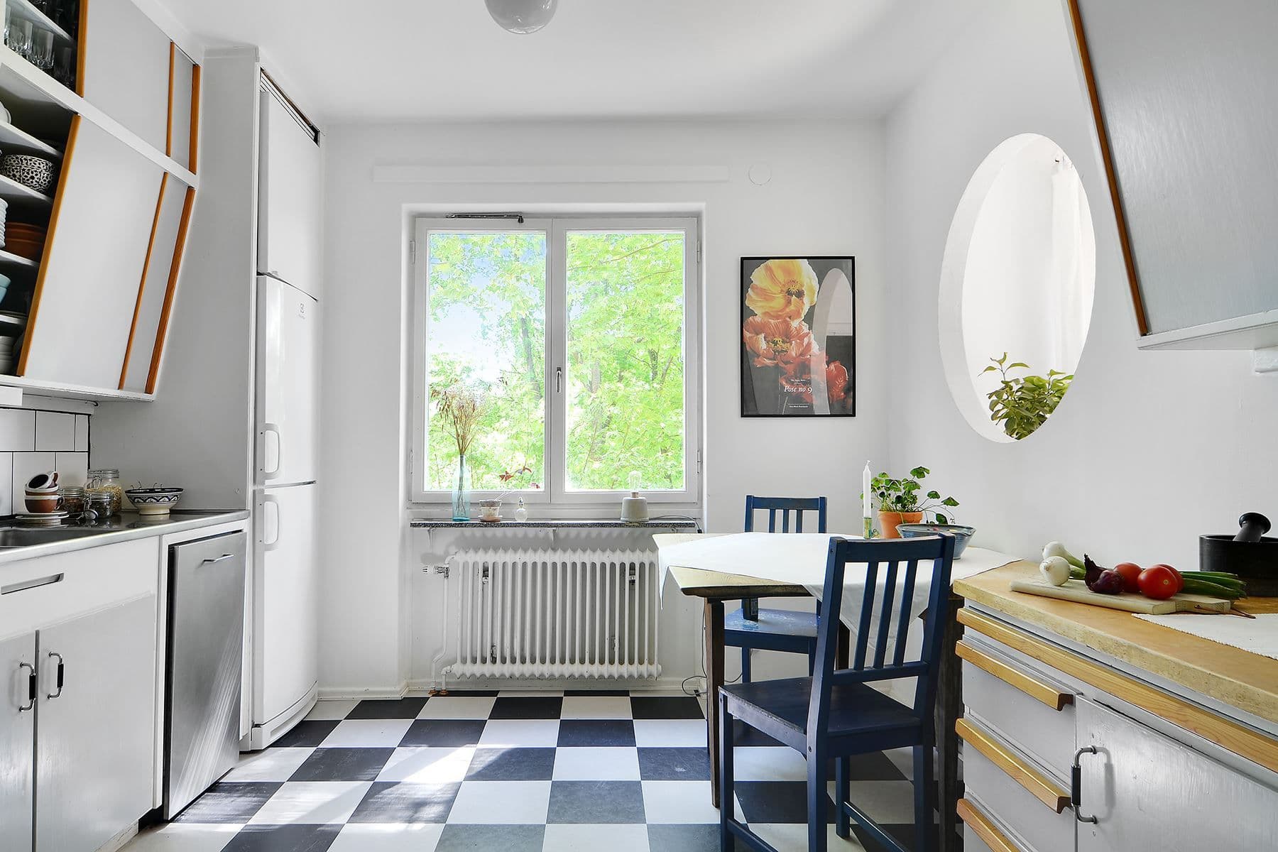 Väldisponerat kök med gott om förvaring
