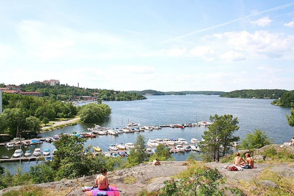 Härliga badklippor ovan Hägerstenshamnen