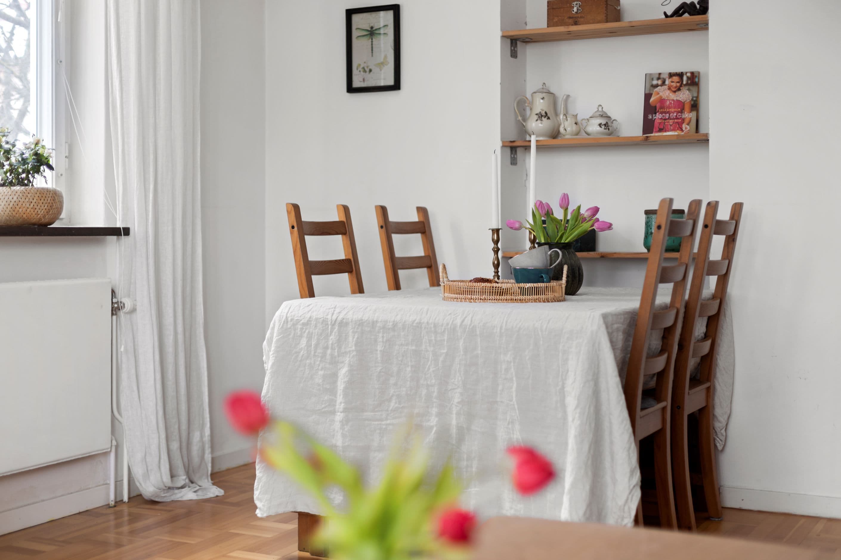 Vardagsrum med plats för matbord