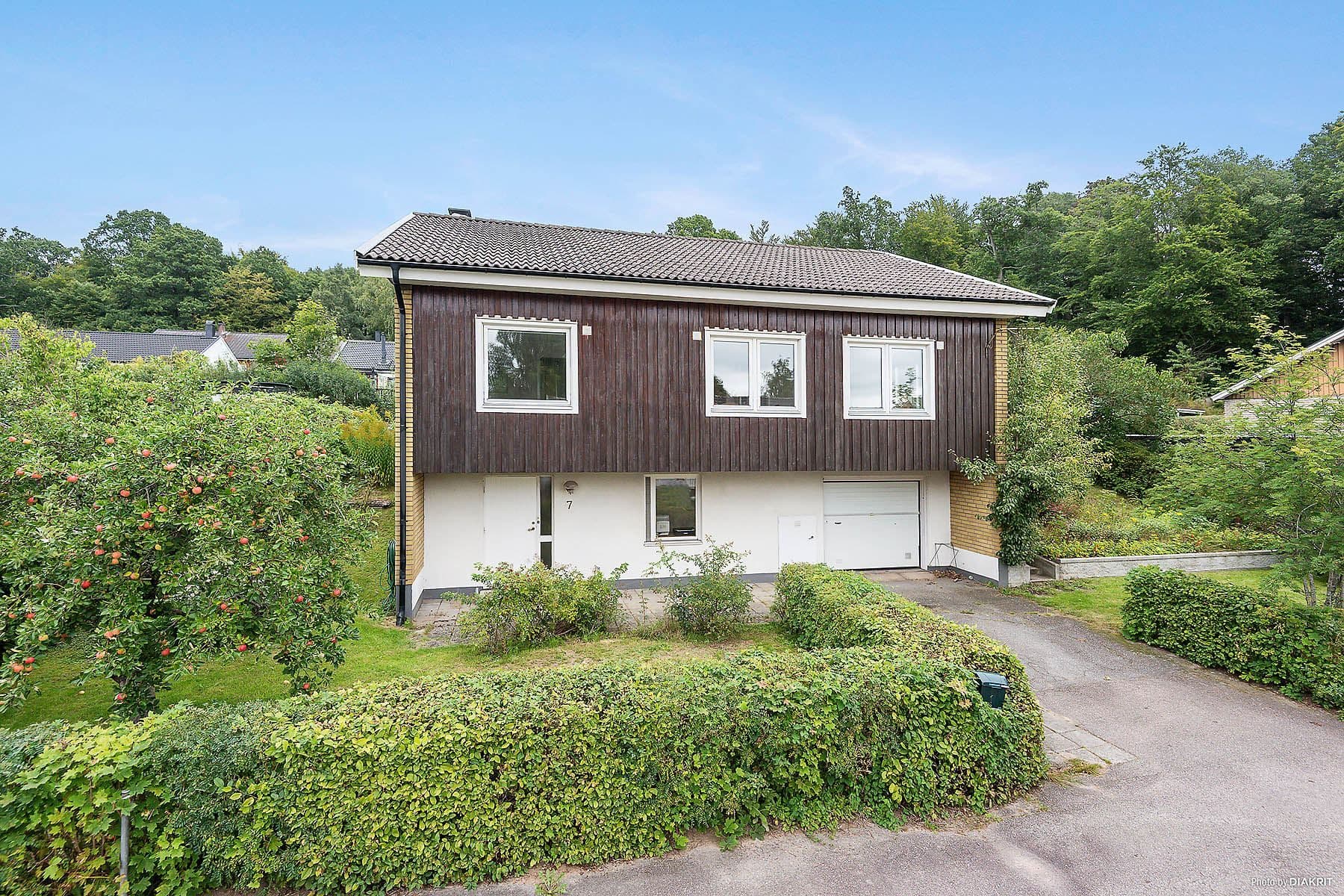 Fasad med garage