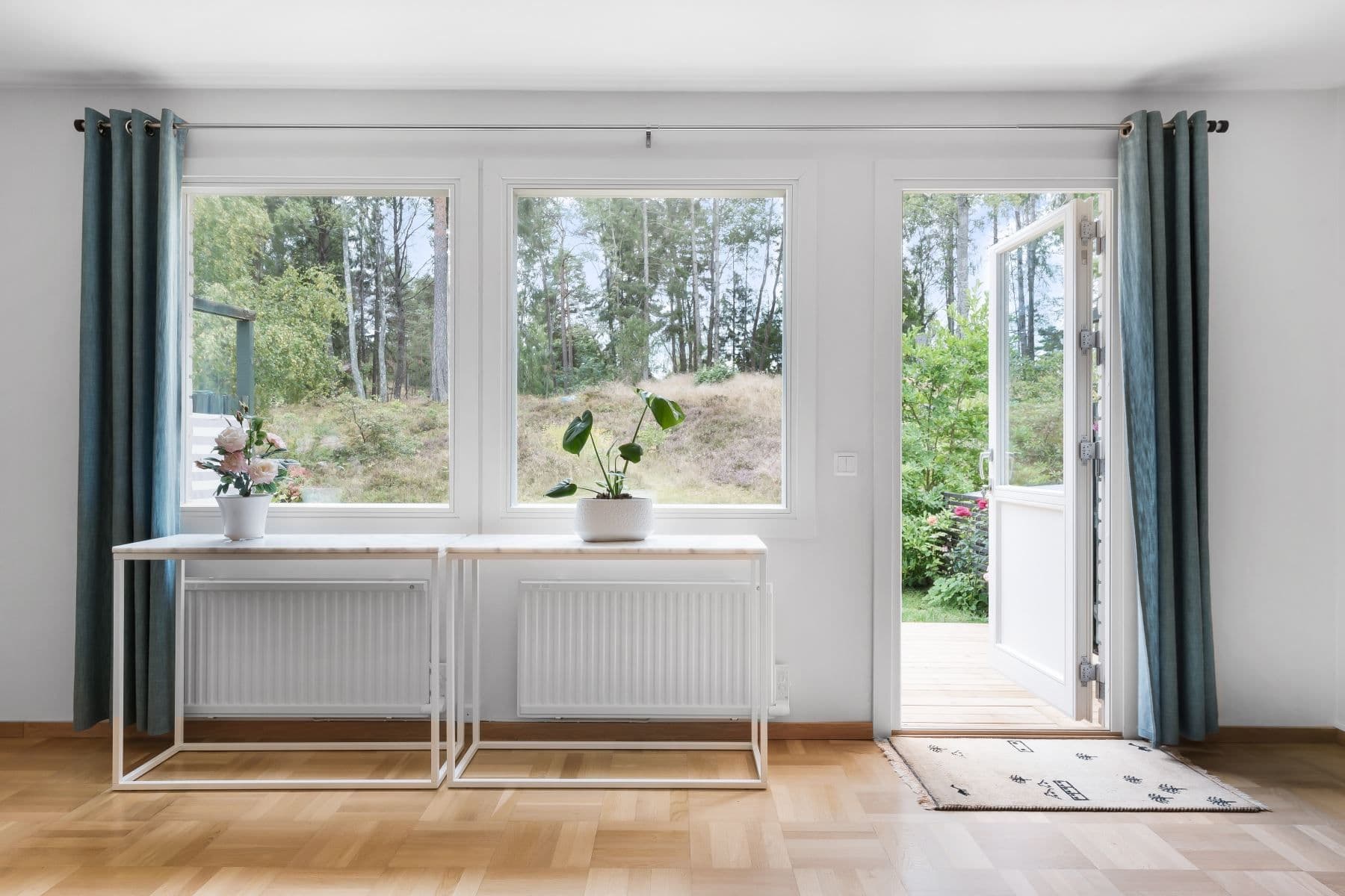 Generös altan binder trivsamt samman hus med trädgård