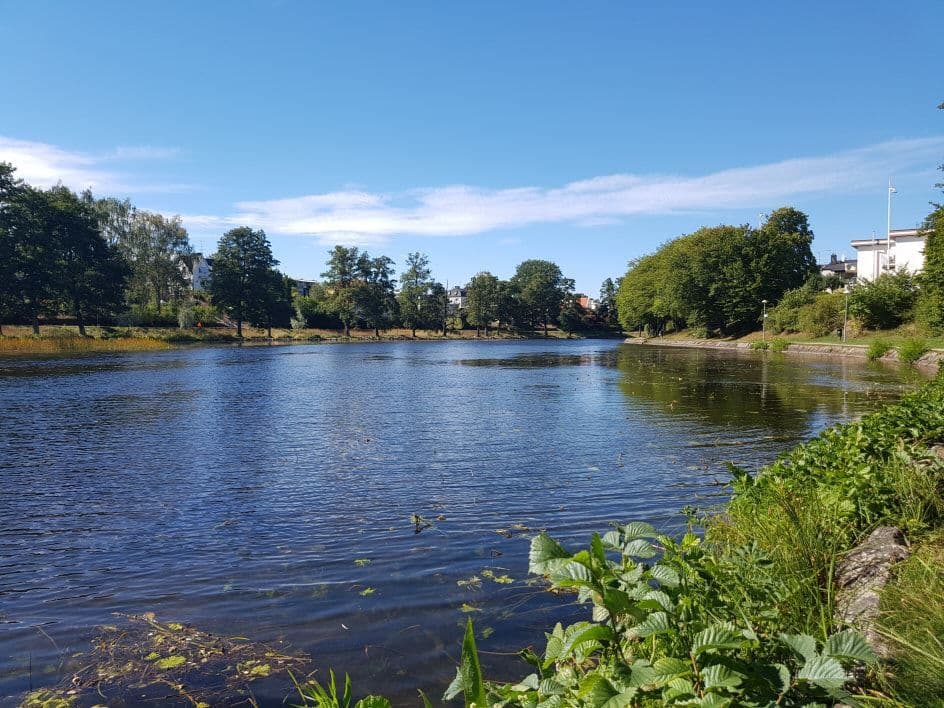Härliga strandpromenaden längs Stångån