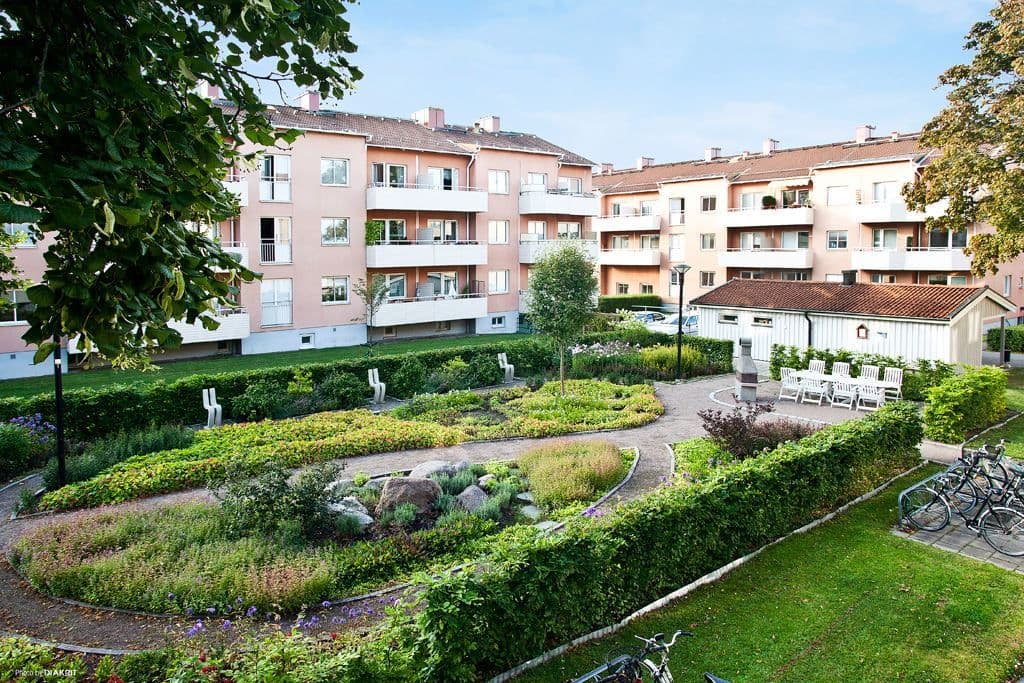 Härlig grönska och grillplats på innergården
