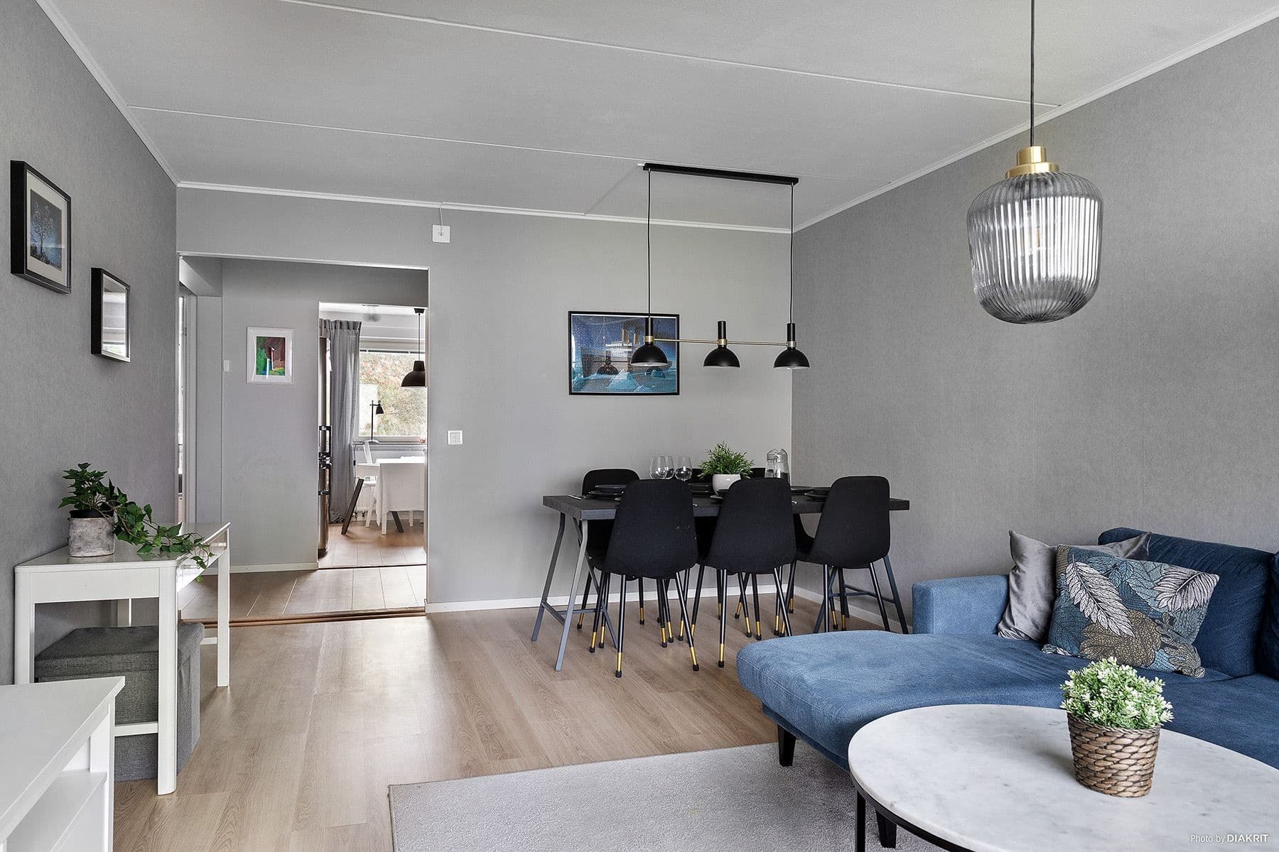 Stort vardagsrum med matplats för ca 6 personer