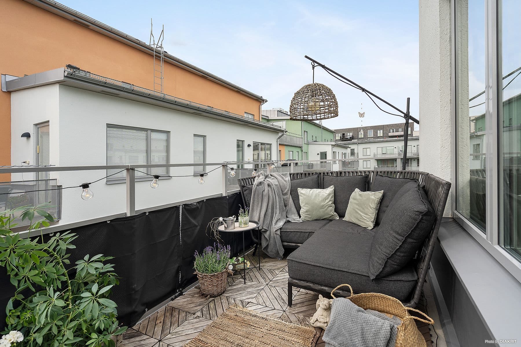 Balkong med plats för såväl loungegrupp som grill