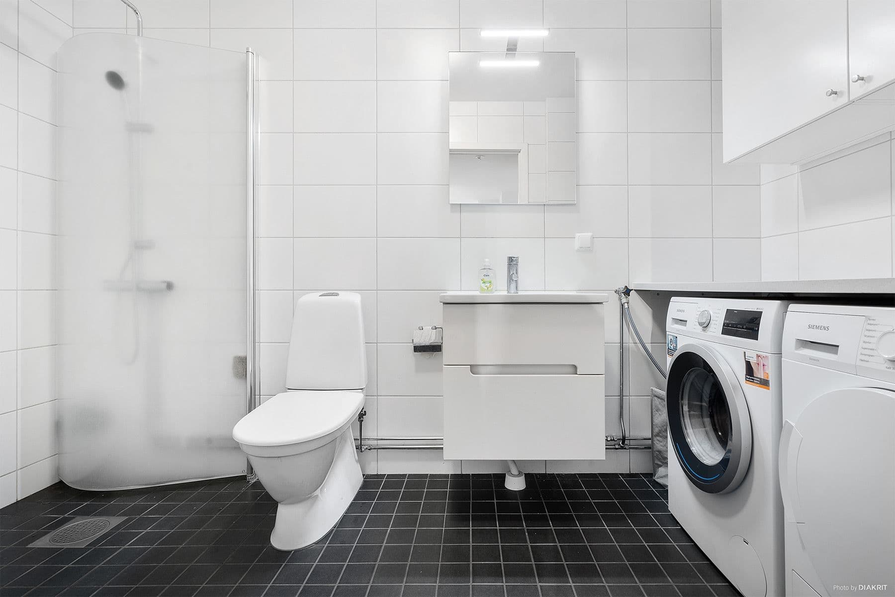 Helkaklat WC-/dusch & tvättrum