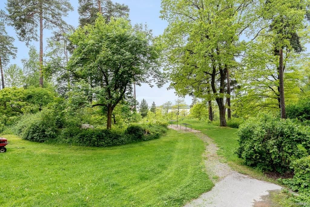 Lågupplöst Fri sommarutsikt mot grönska och glimt av Mälaren