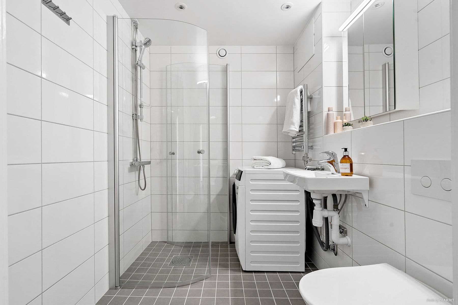 Stambytt och helkaklat WC-/duschrum med tvättmaskin