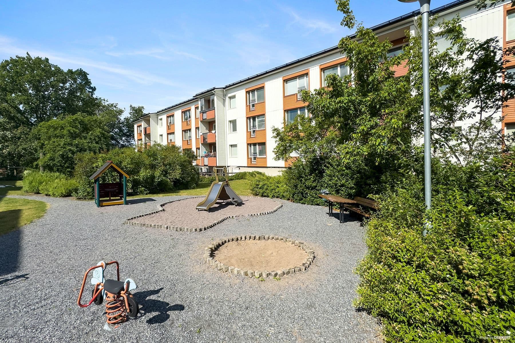 Fasadbild med grönskande omgivning
