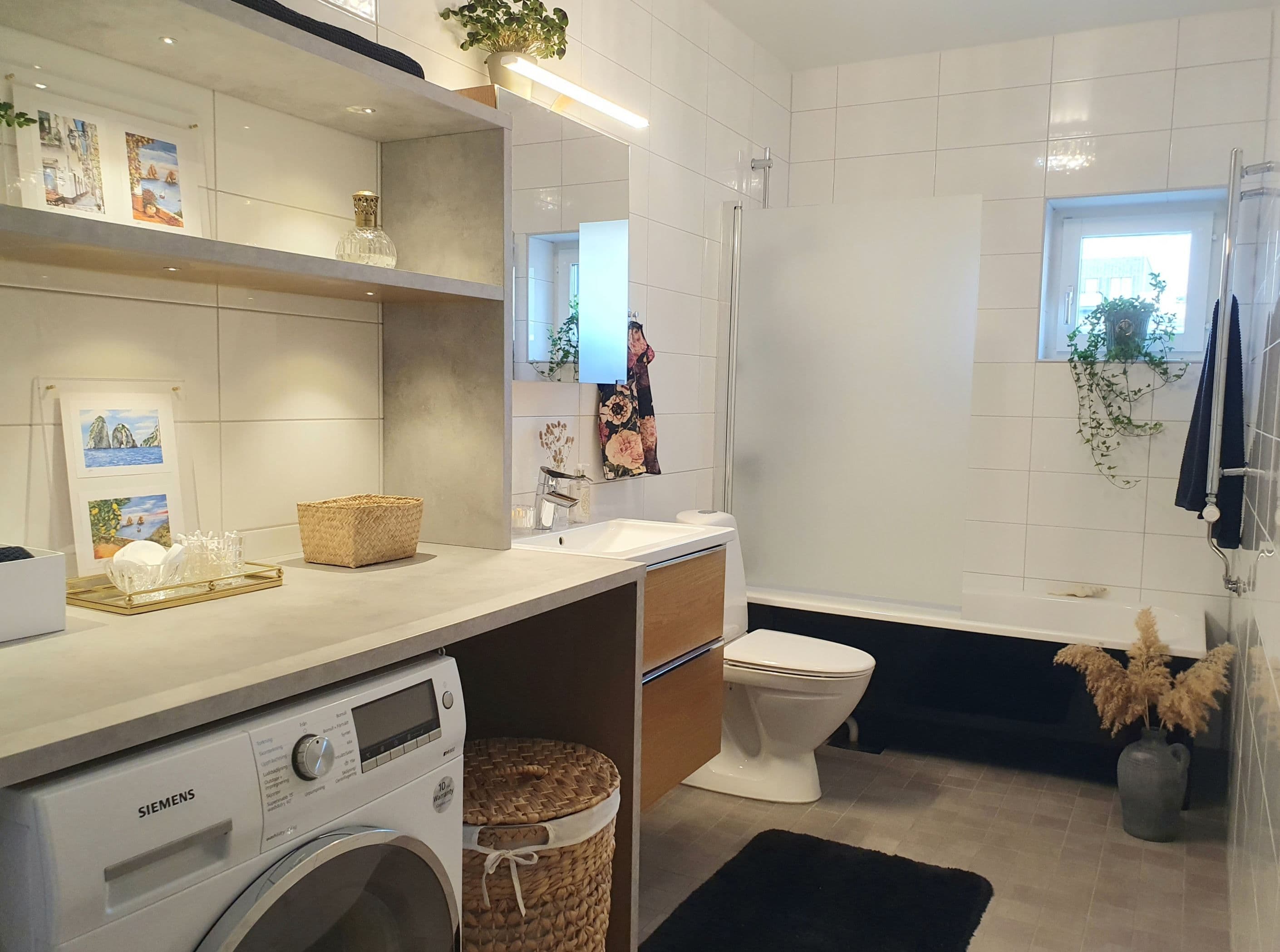 Helkaklat WC-/badrum med tvättmaskin