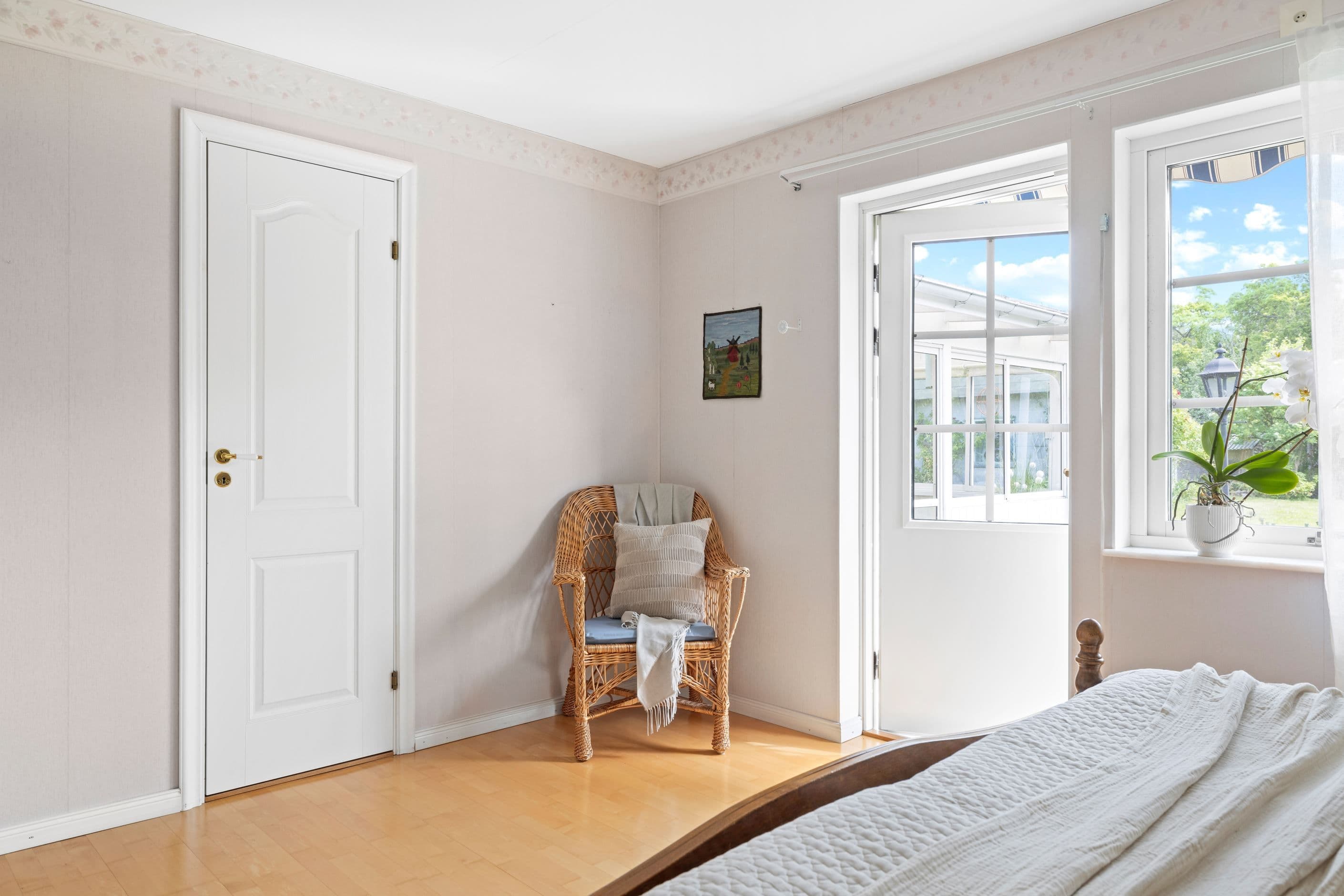 Utgång till trädgården från sovrum 4.