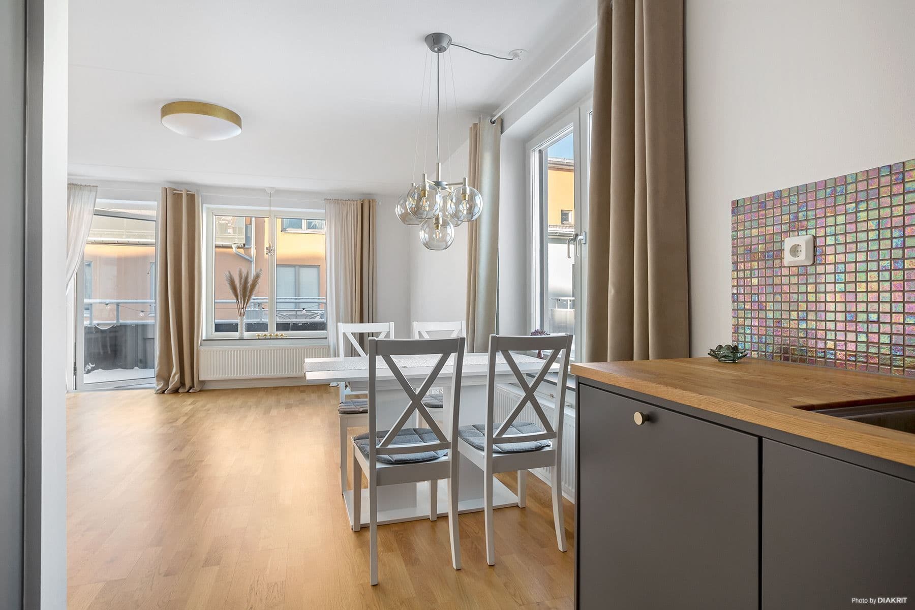Kök med matplats och vardagsrum i öppen planlösning