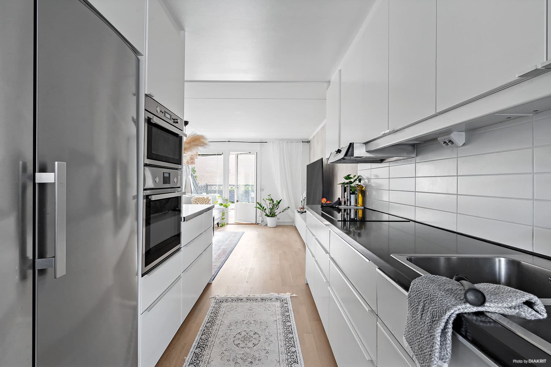 Modernt kök i öppen planlösning med vardagsrummet