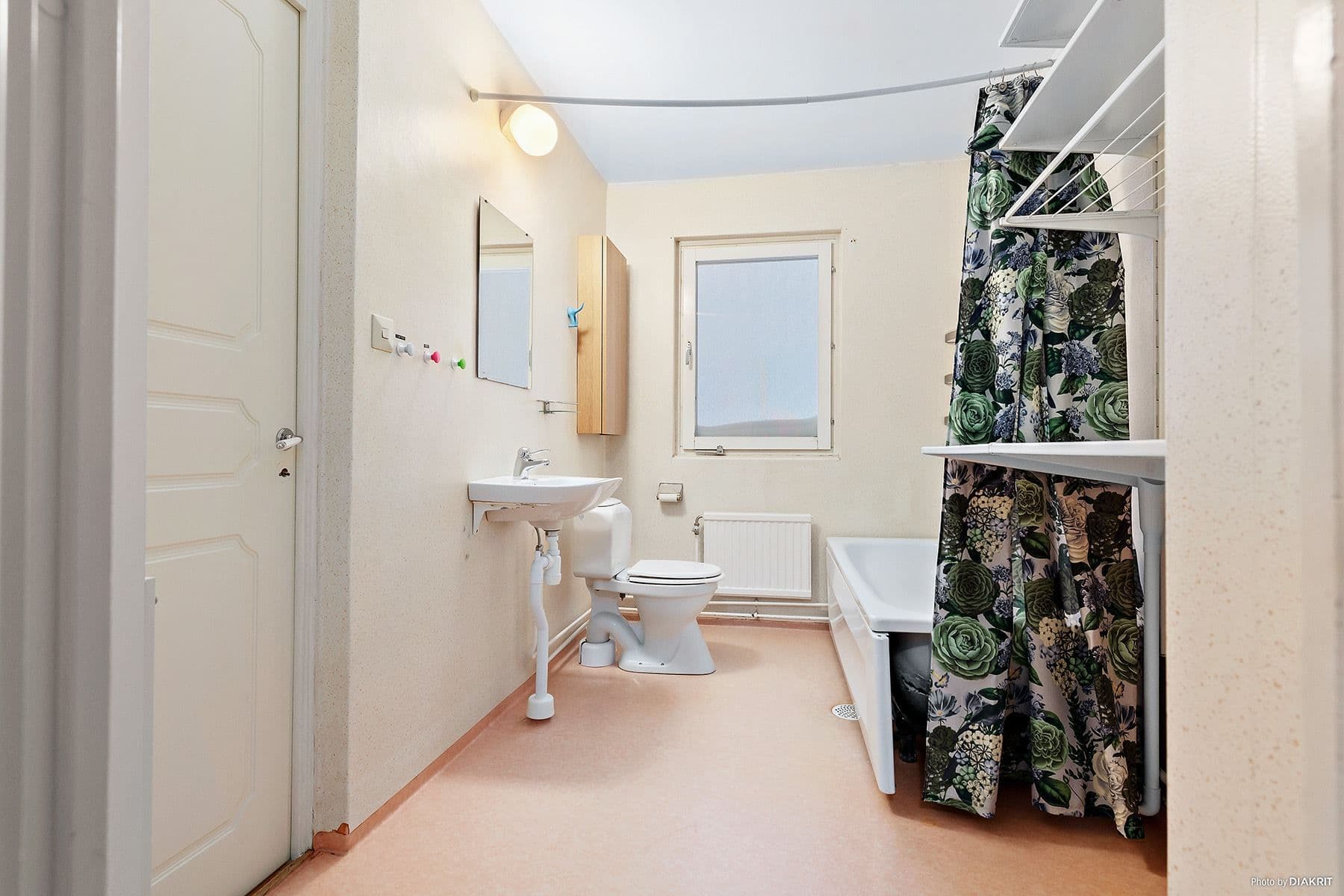Rymligt badrum med plats för tvättmaskin och torktumlare
